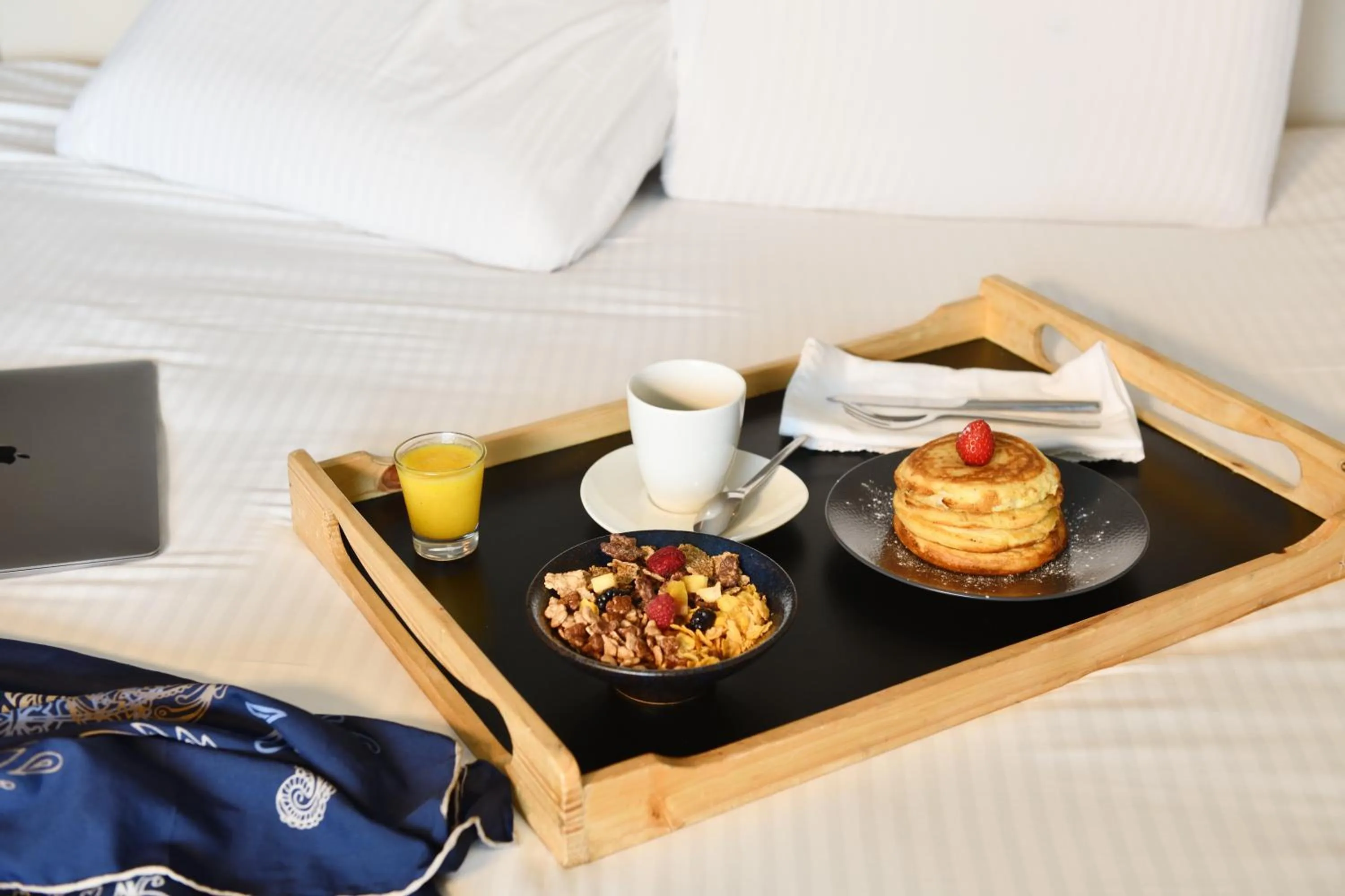 Food and drinks, Bed in Pullman Abidjan