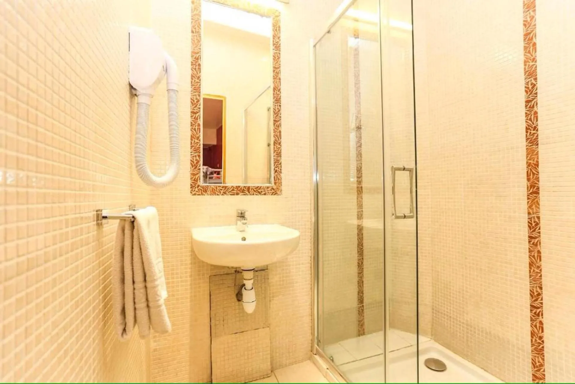 Bathroom in Le Village Montmartre