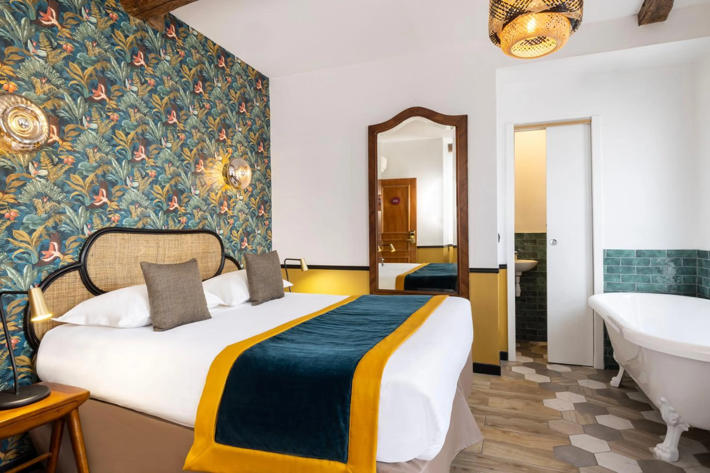 Bedroom, Bed in Le Village Montmartre