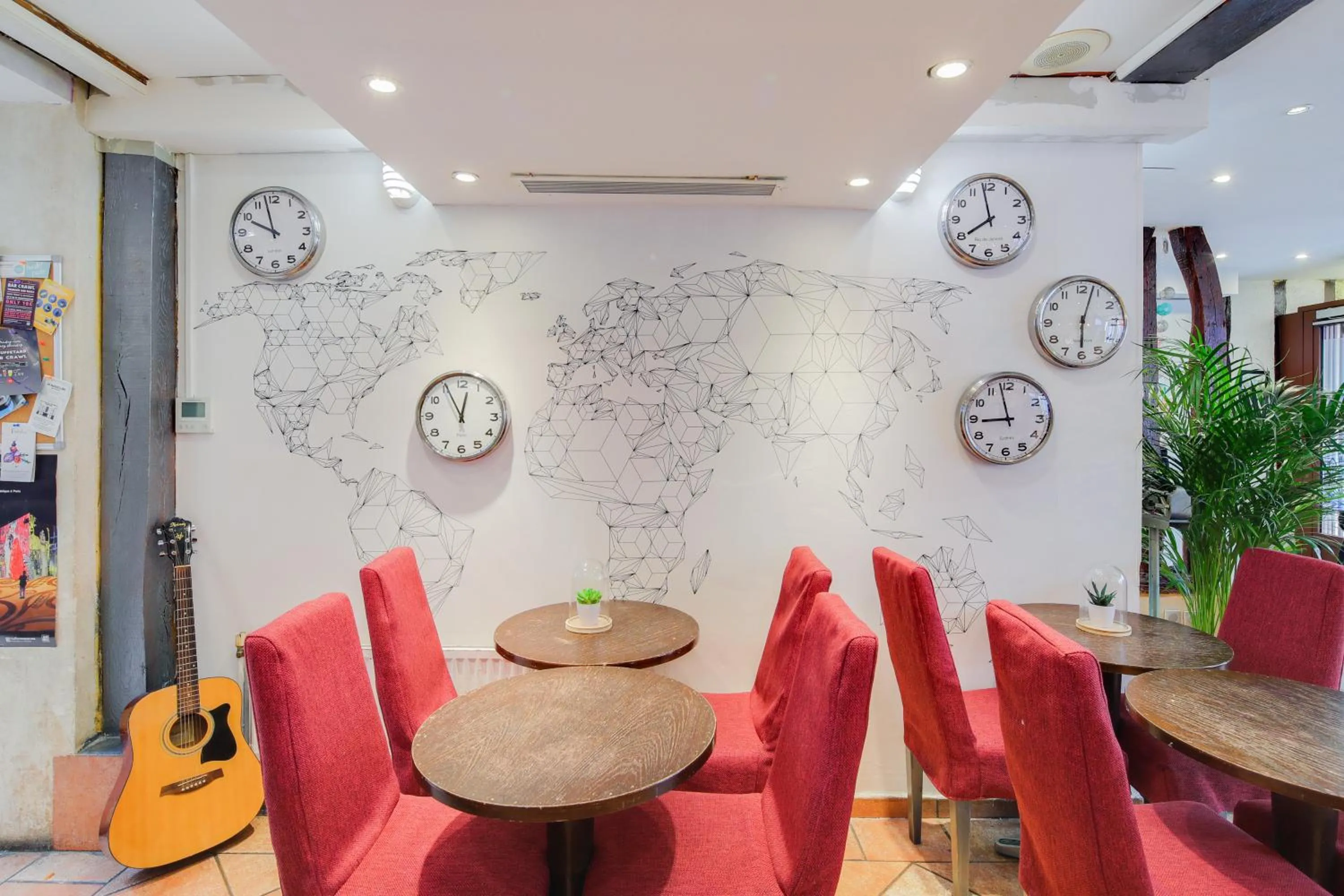 Communal lounge/ TV room in Le Village Montmartre