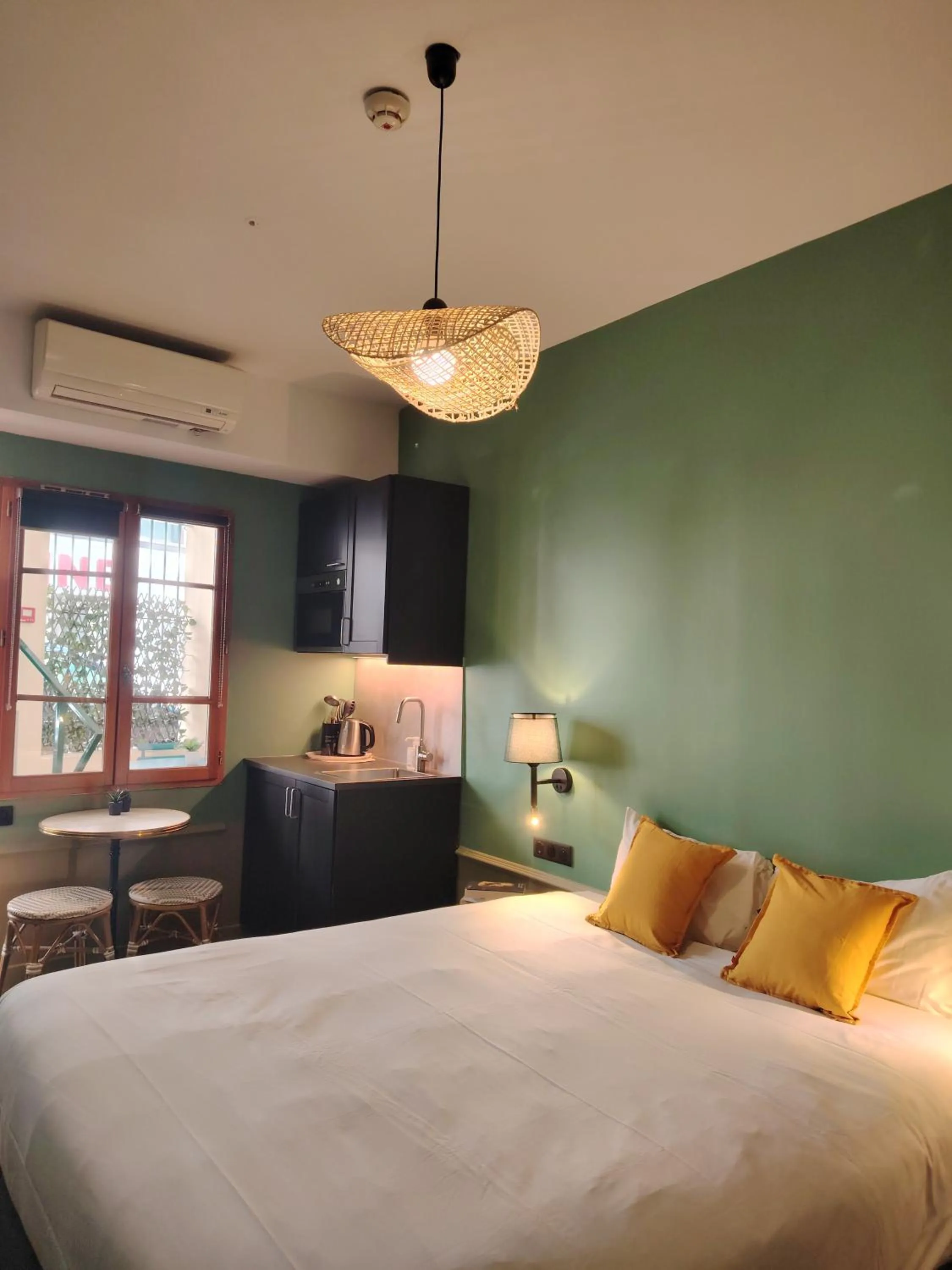 Bed in Le Village Montmartre