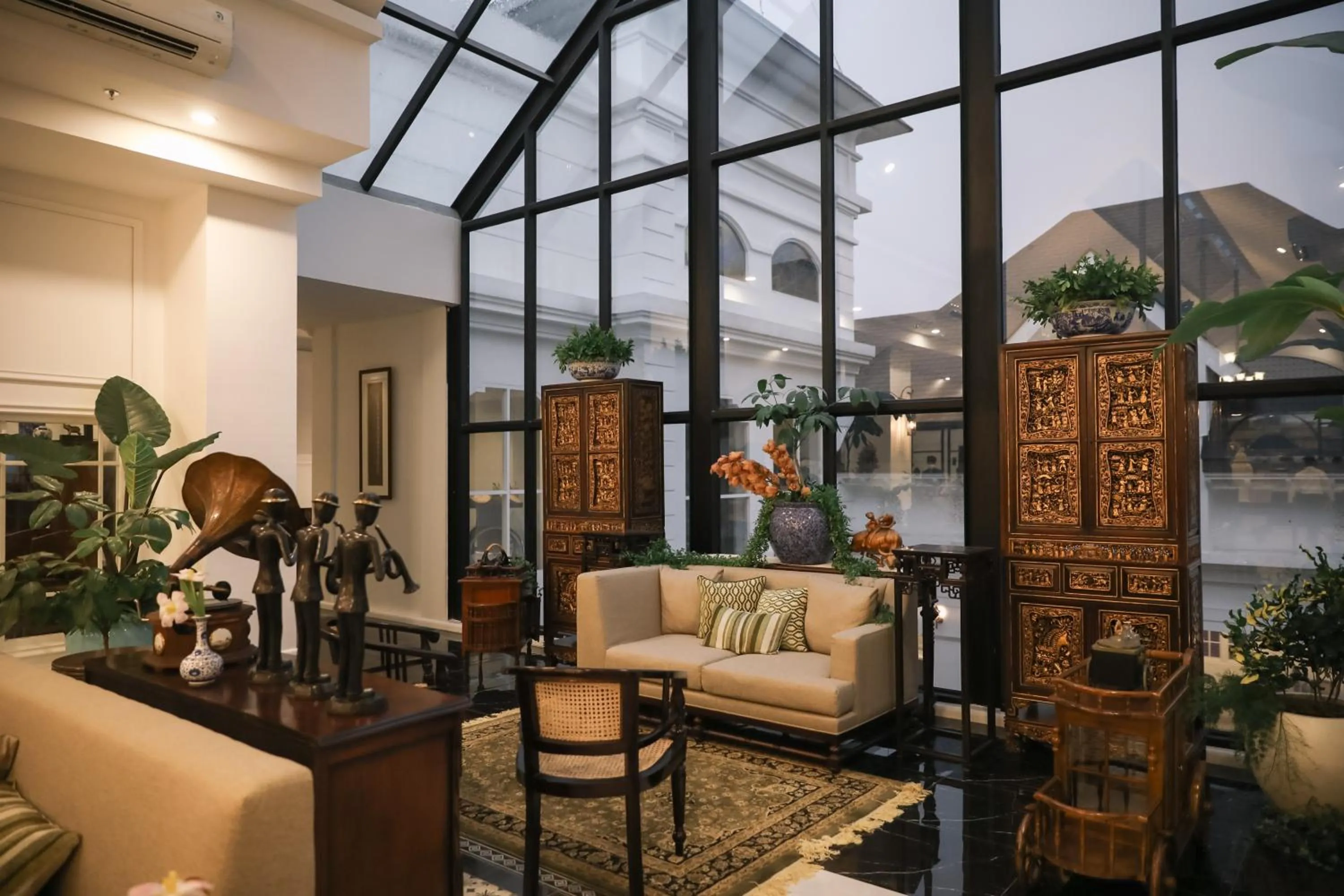 Restaurant/places to eat in MAHALAYA The Legacy Hotel