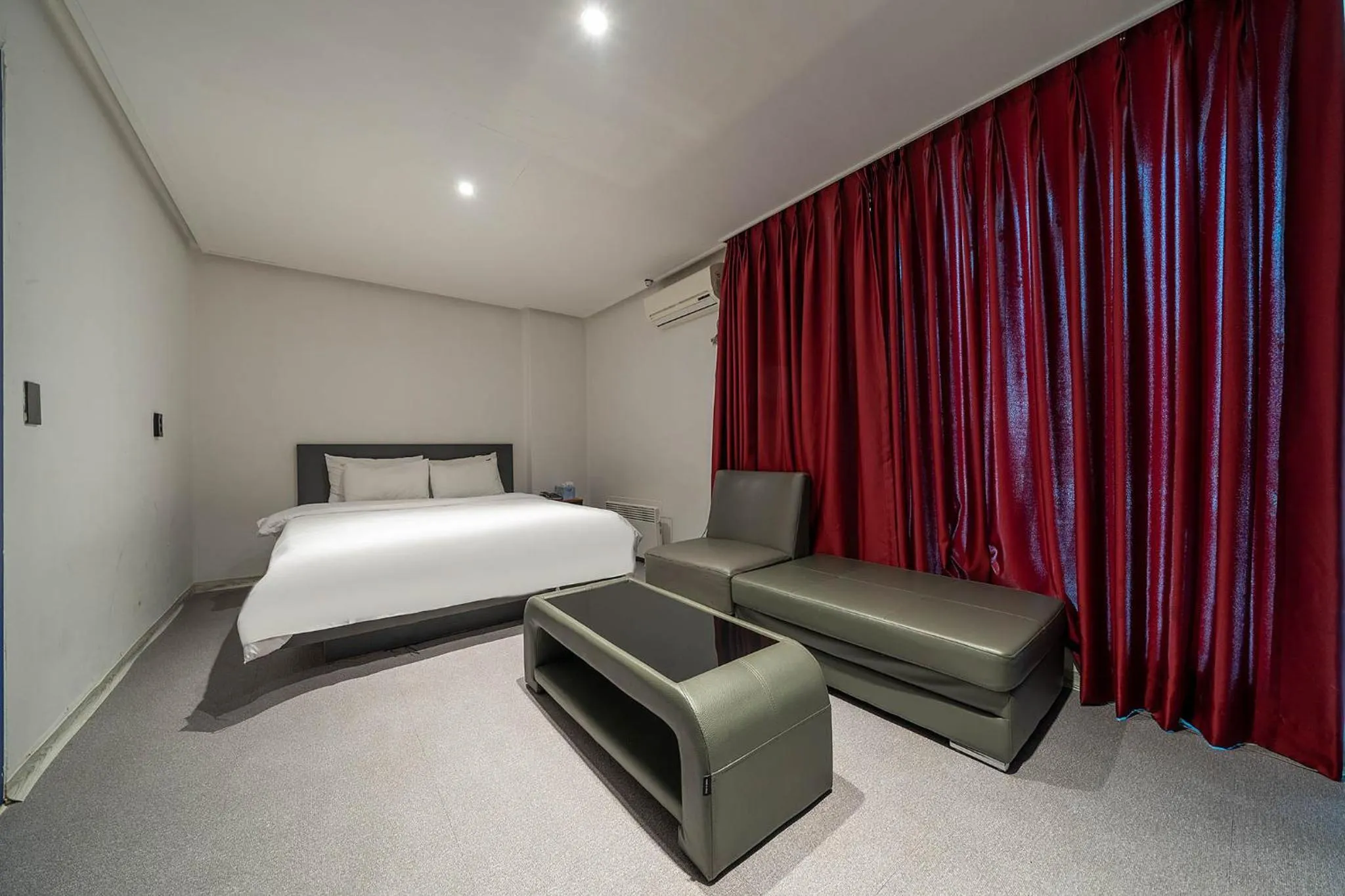 Bed in Pacific7 Hotel