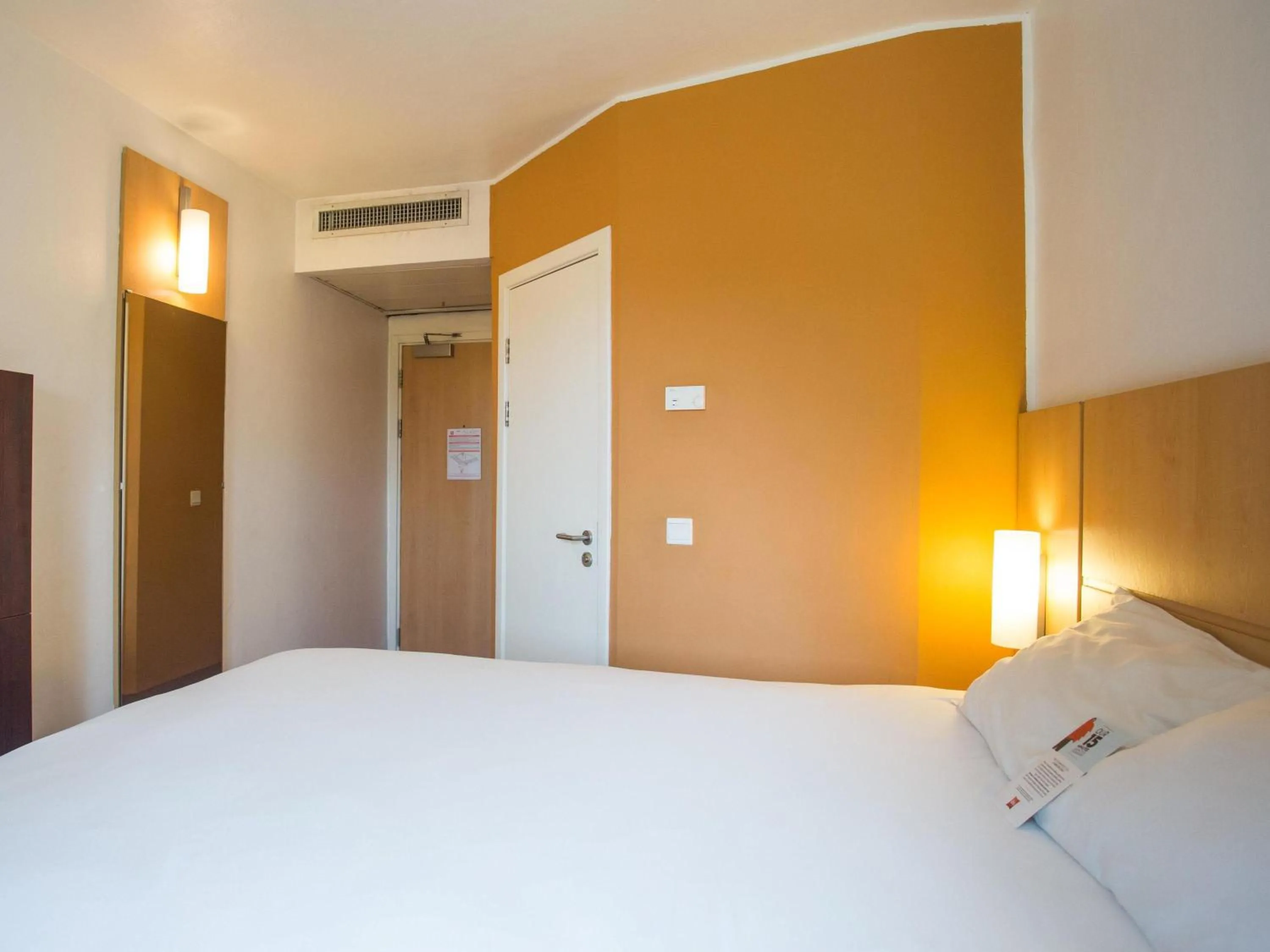 Bedroom, Bed in Ibis Lagos Airport