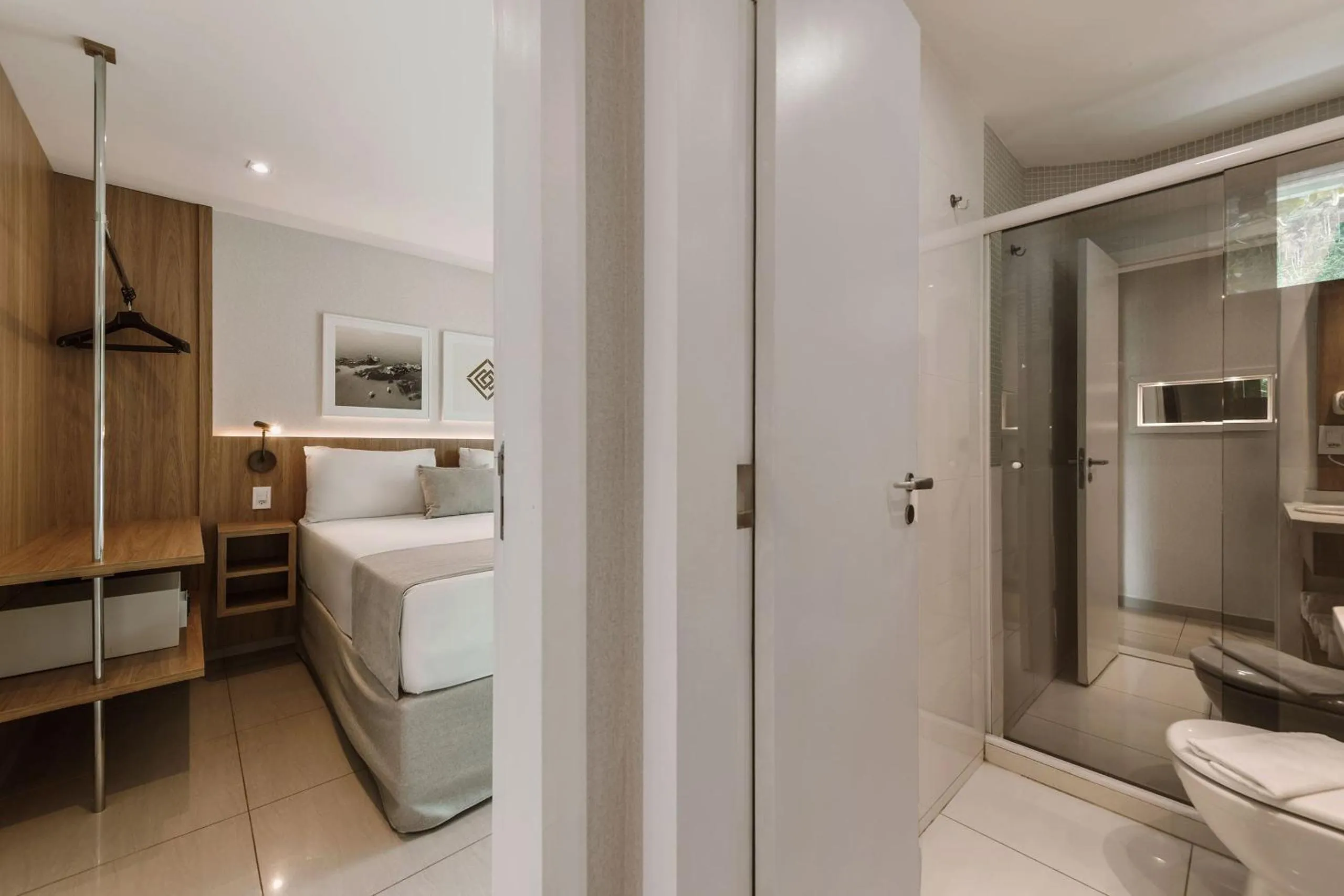 Bathroom, Bed in Angra Beach Hotel