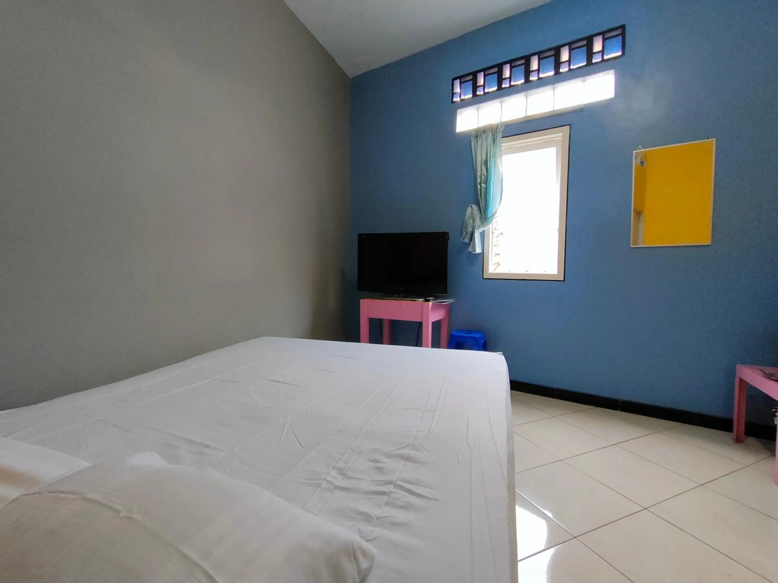 Bedroom, Bed in Blue Nineteen RedPartner