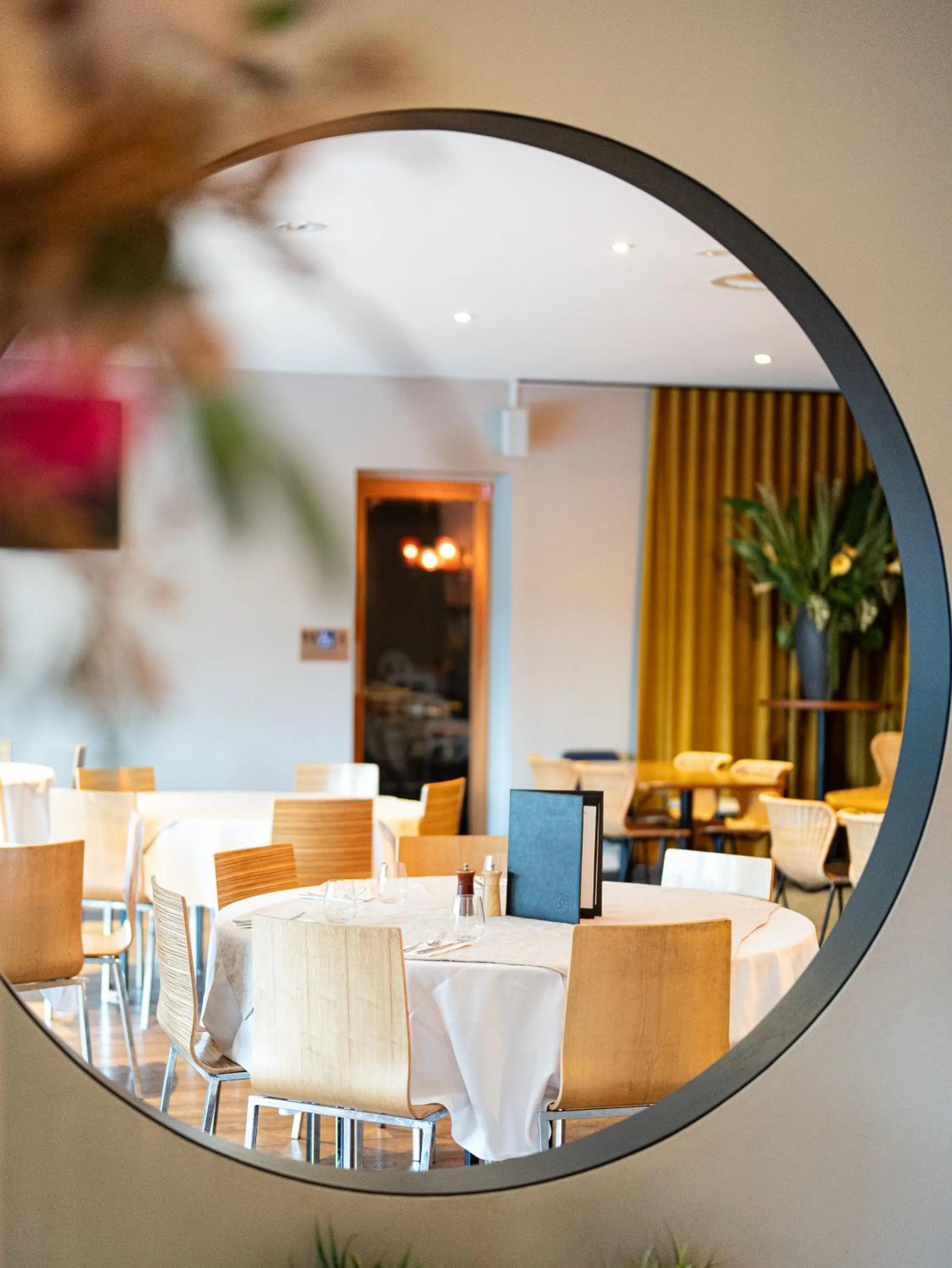 Restaurant/places to eat in Shoreline Hotel