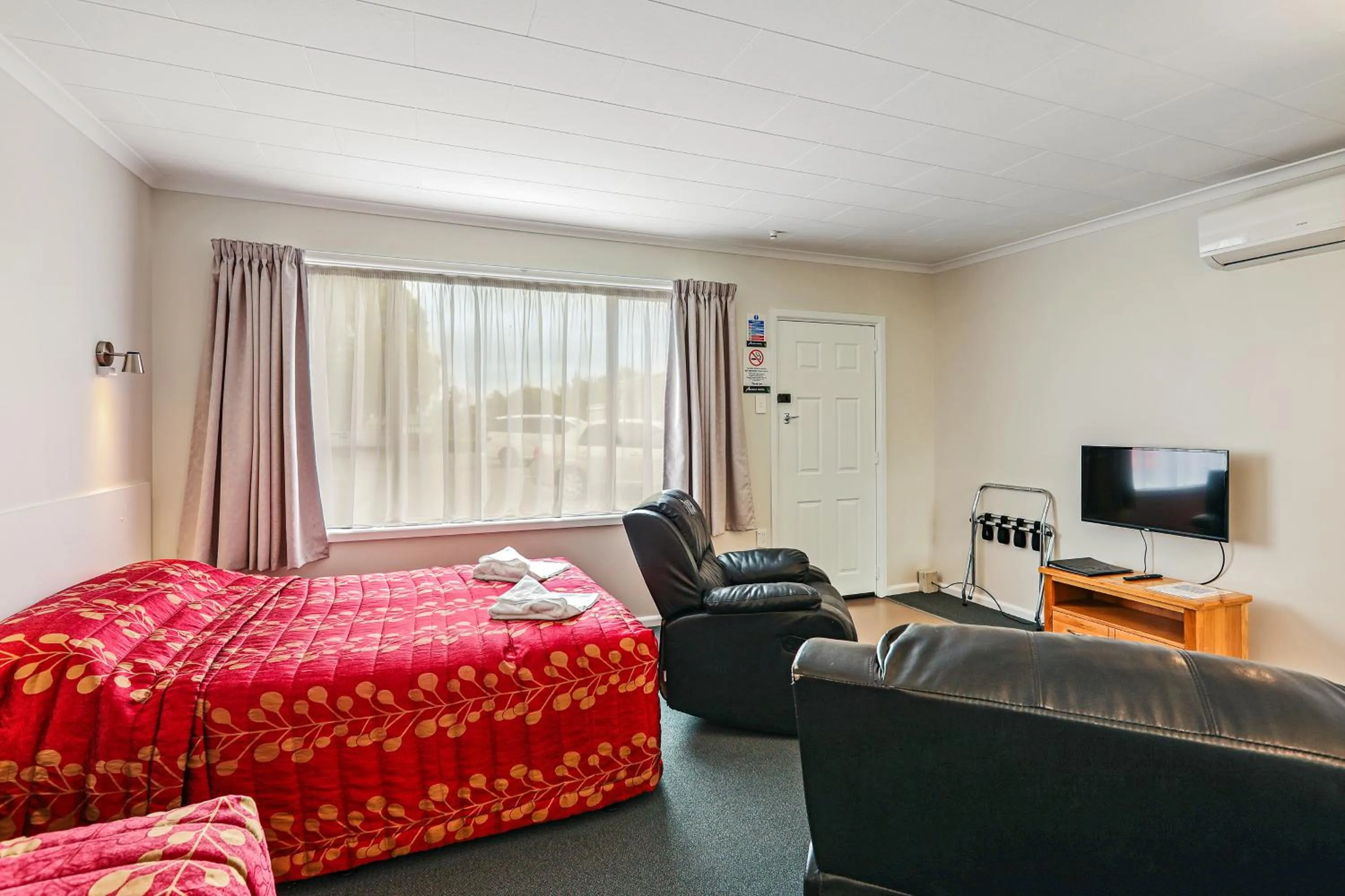 Living room, Bed in Arcadia Motel