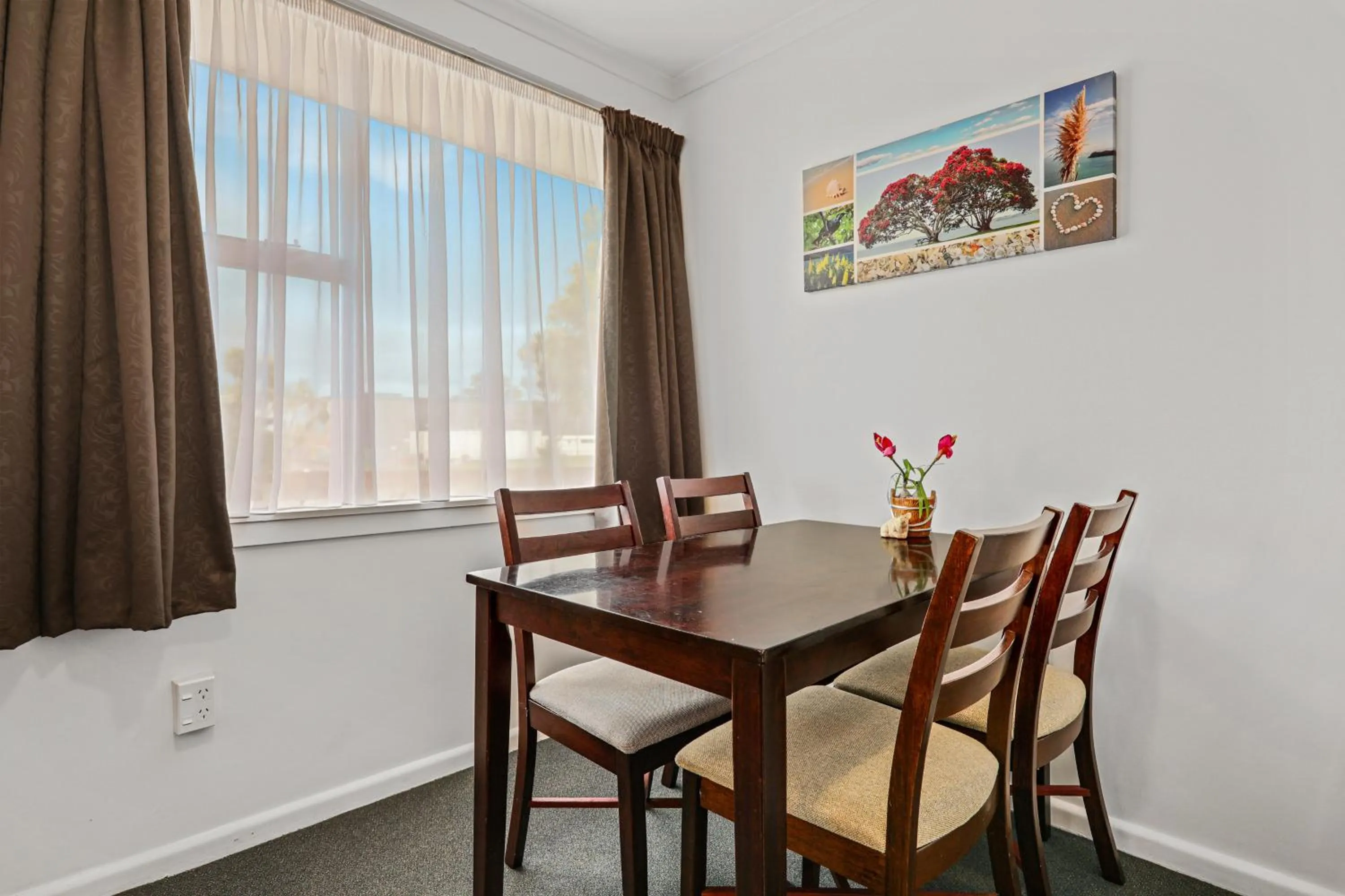 Dining area in Arcadia Motel