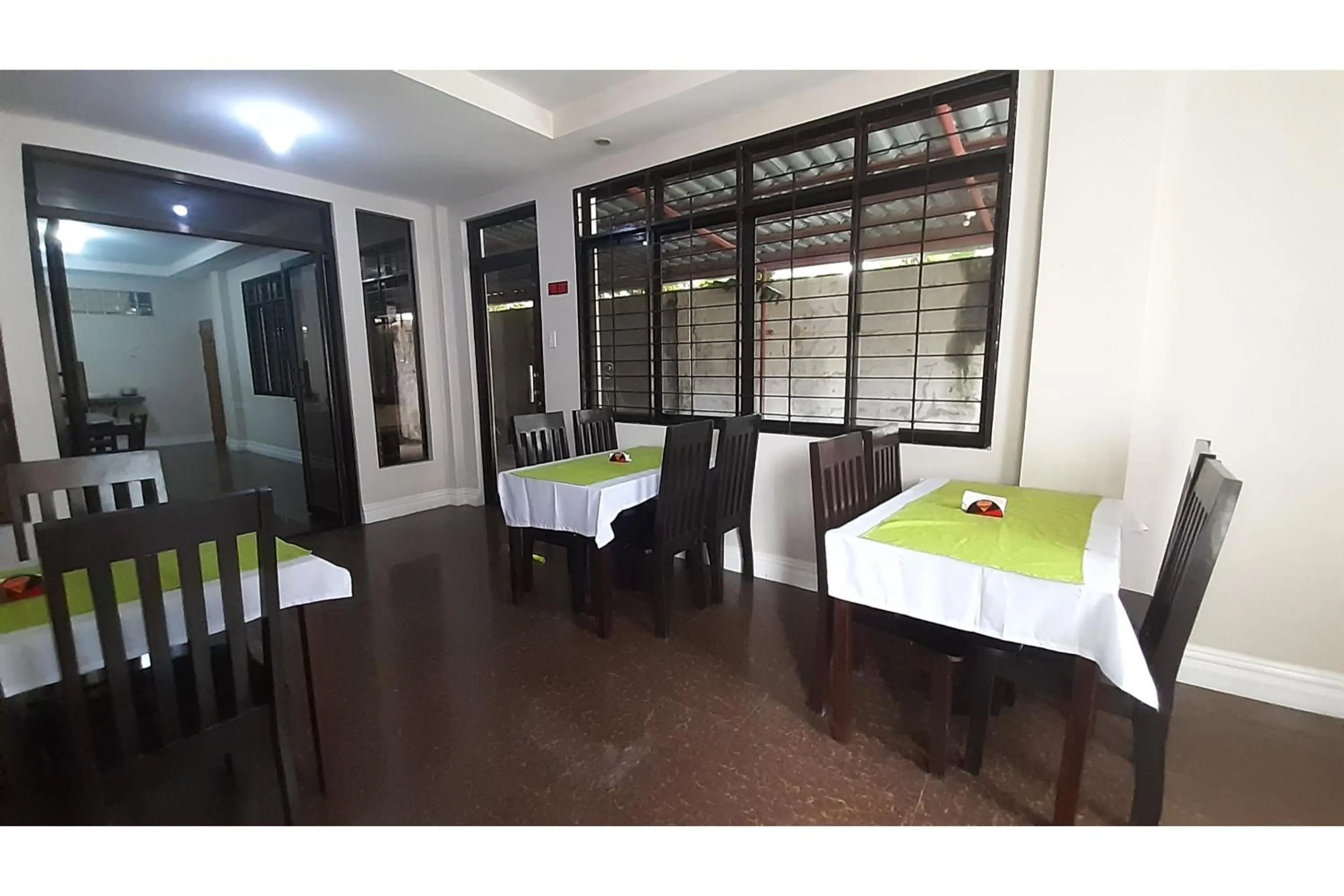 Restaurant/places to eat in Adelaida Pensionne Hotel