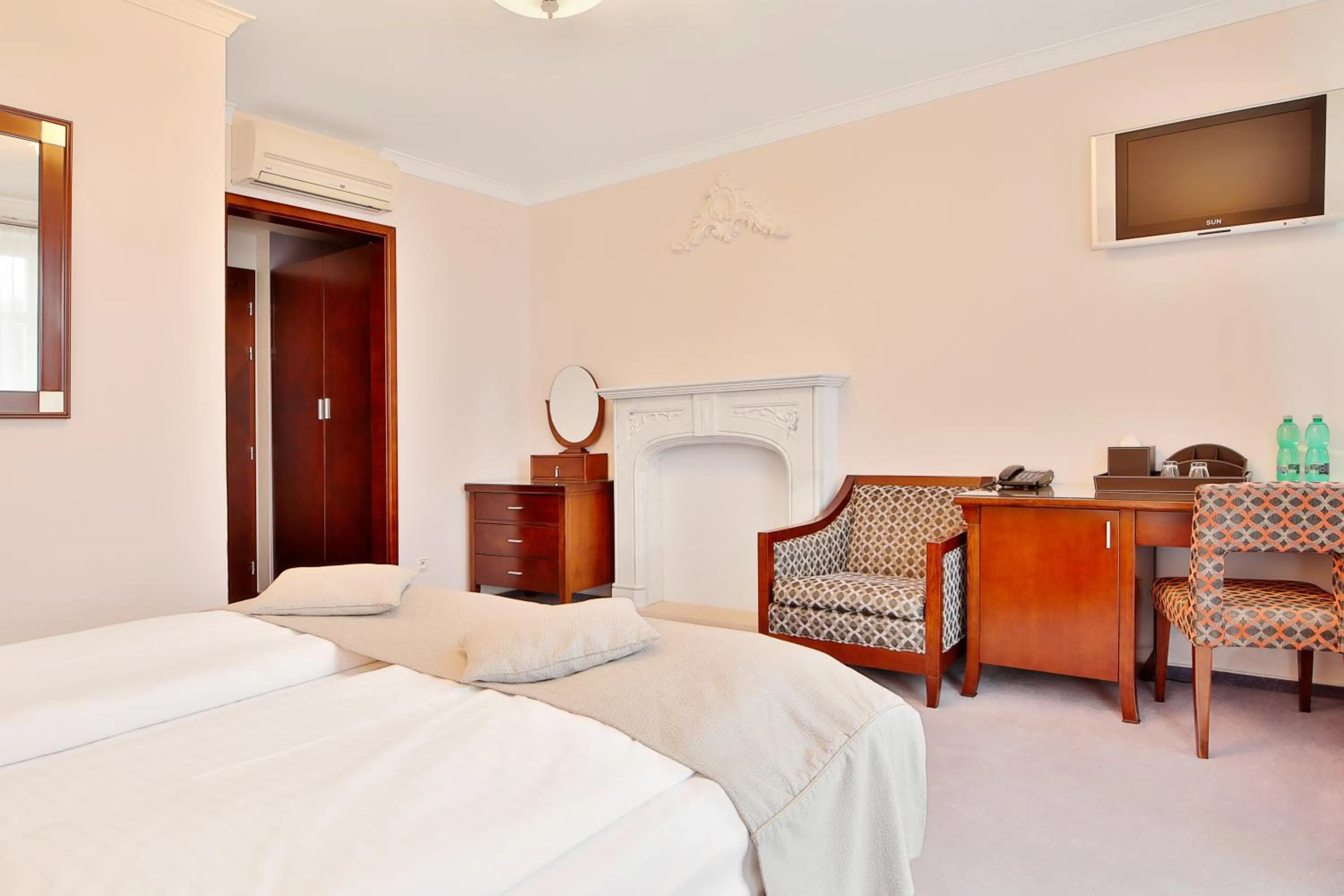 Bedroom, Bed in Sun Palace Wellness Hotel