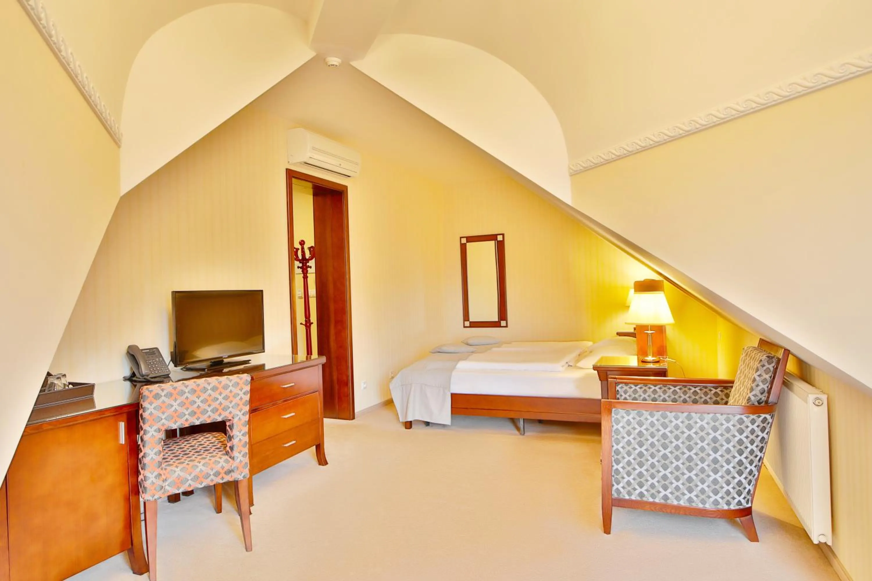 Bedroom, Bed in Sun Palace Wellness Hotel