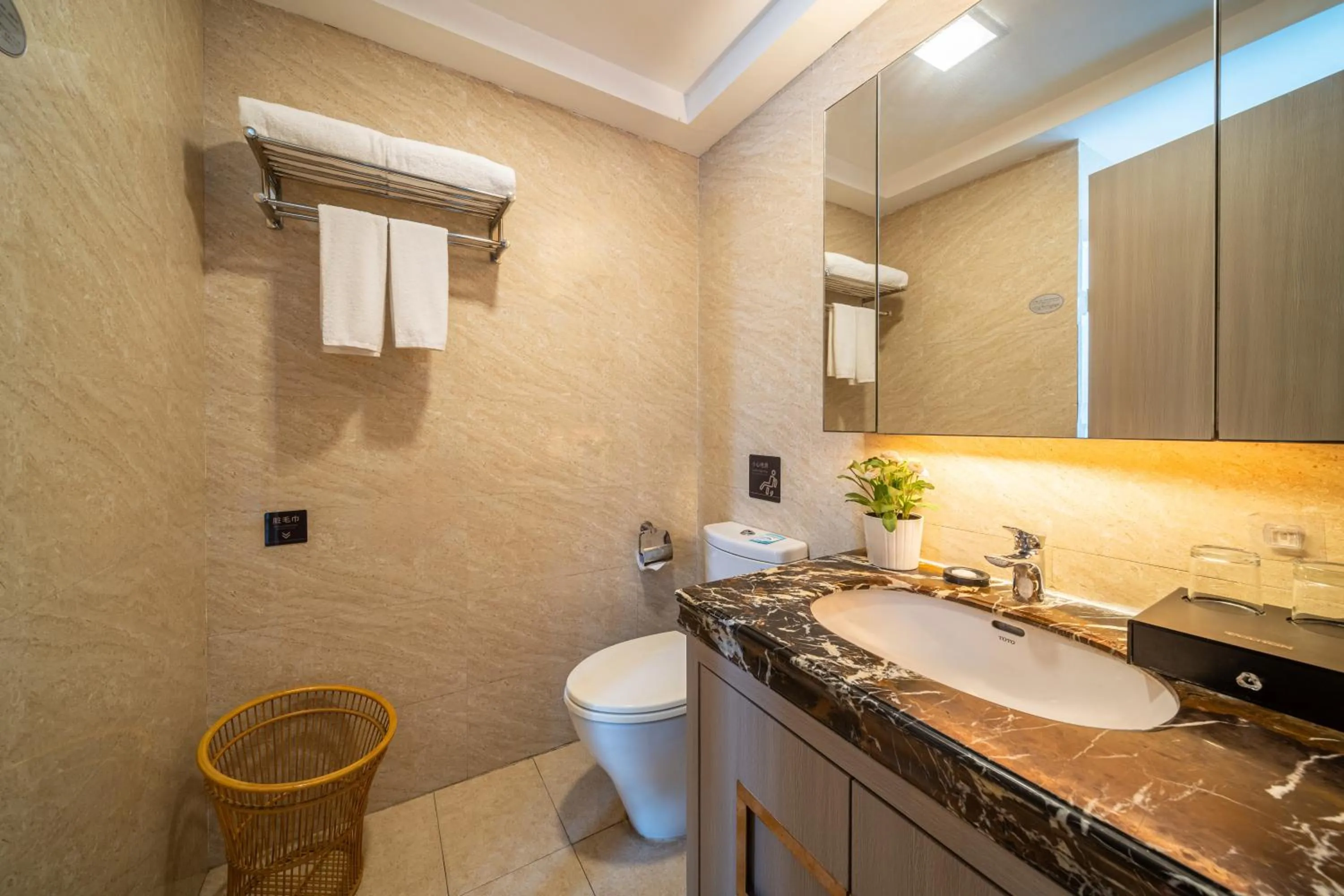 Toilet in Foshan Poltton International Serviced Apartment