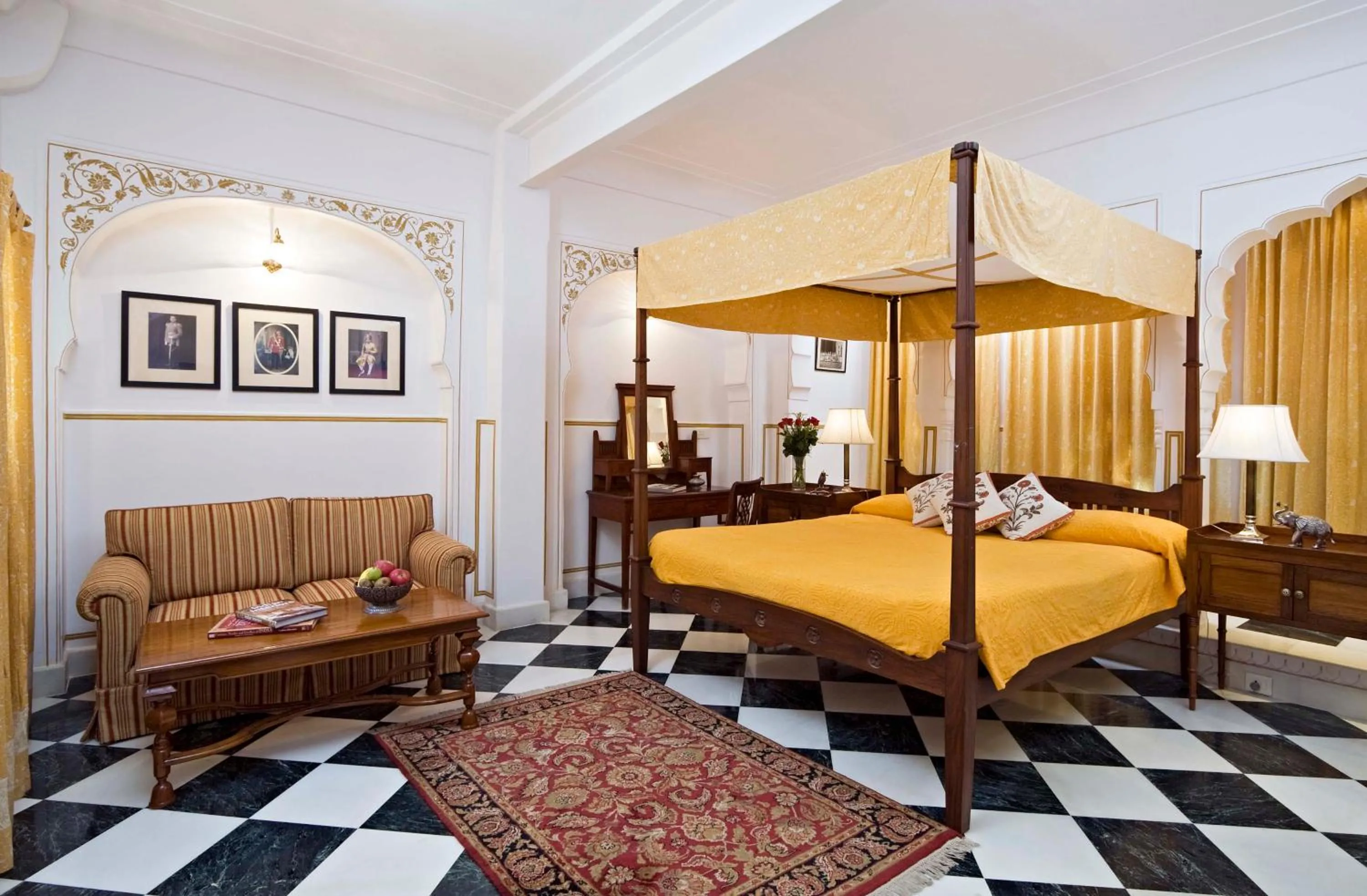 Bed in Samode Haveli