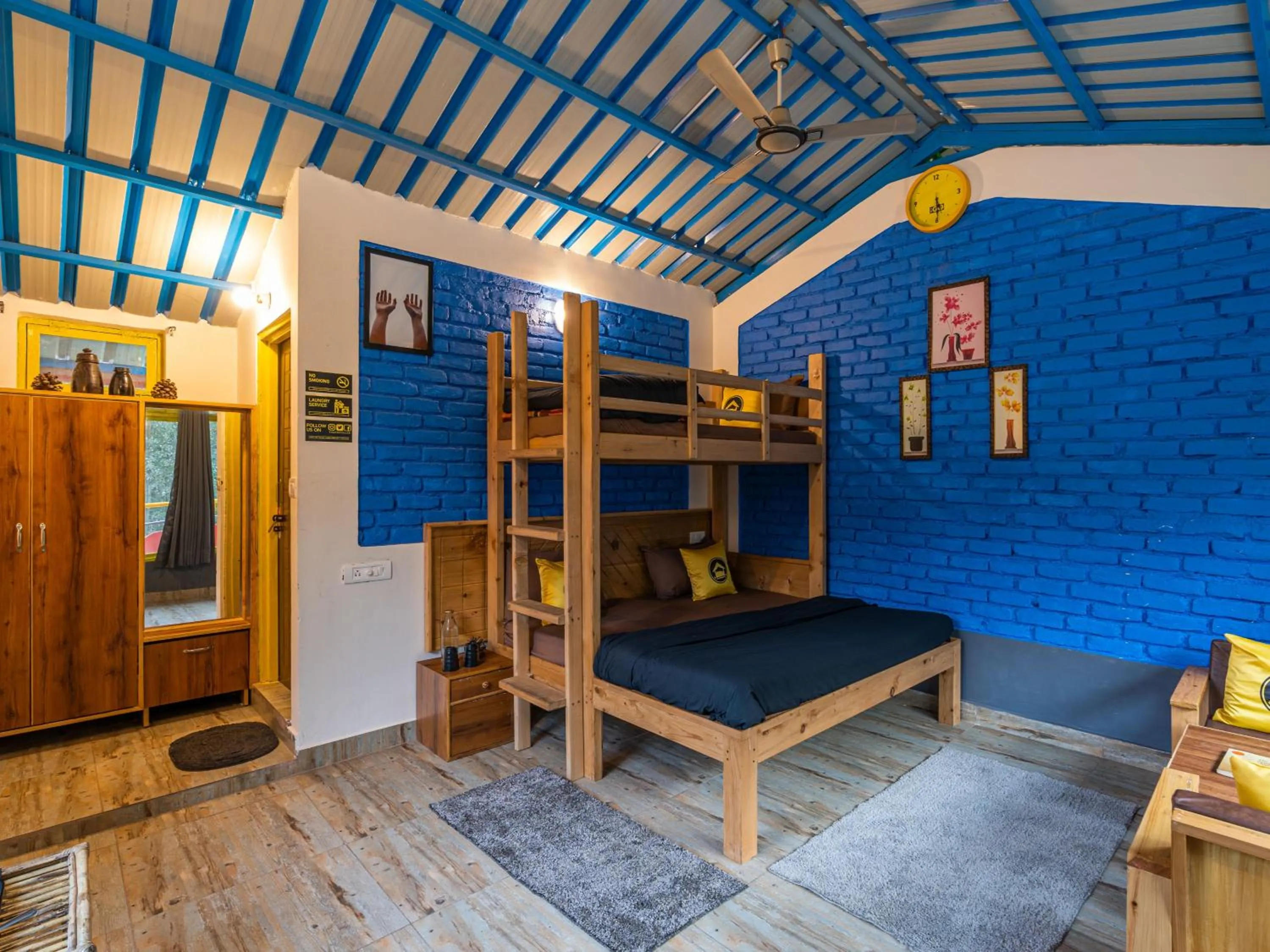 Living room, Bed in The Hosteller Mussoorie By the Streamside, Kempty