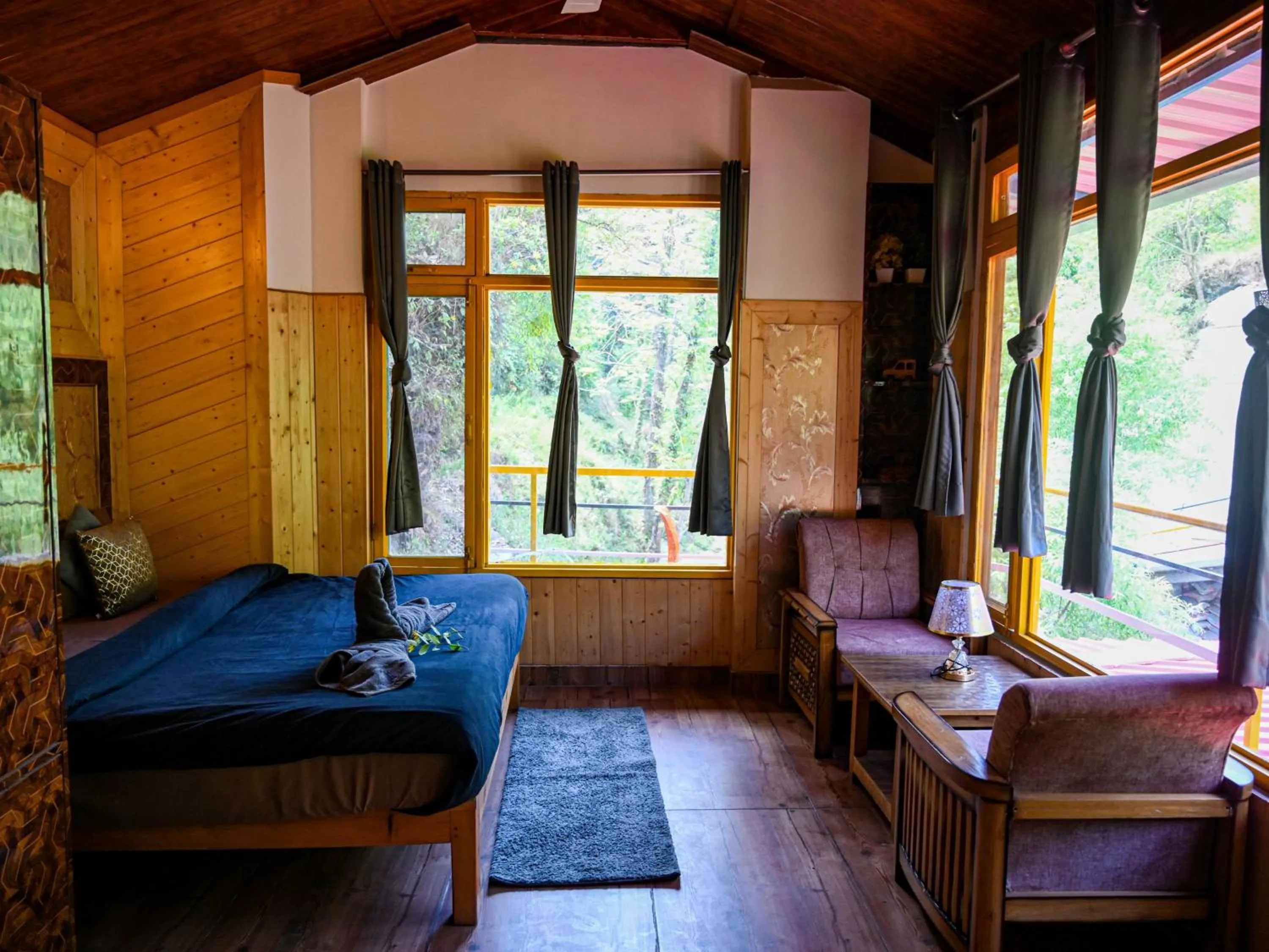 Living room, Bed in The Hosteller Mussoorie By the Streamside, Kempty