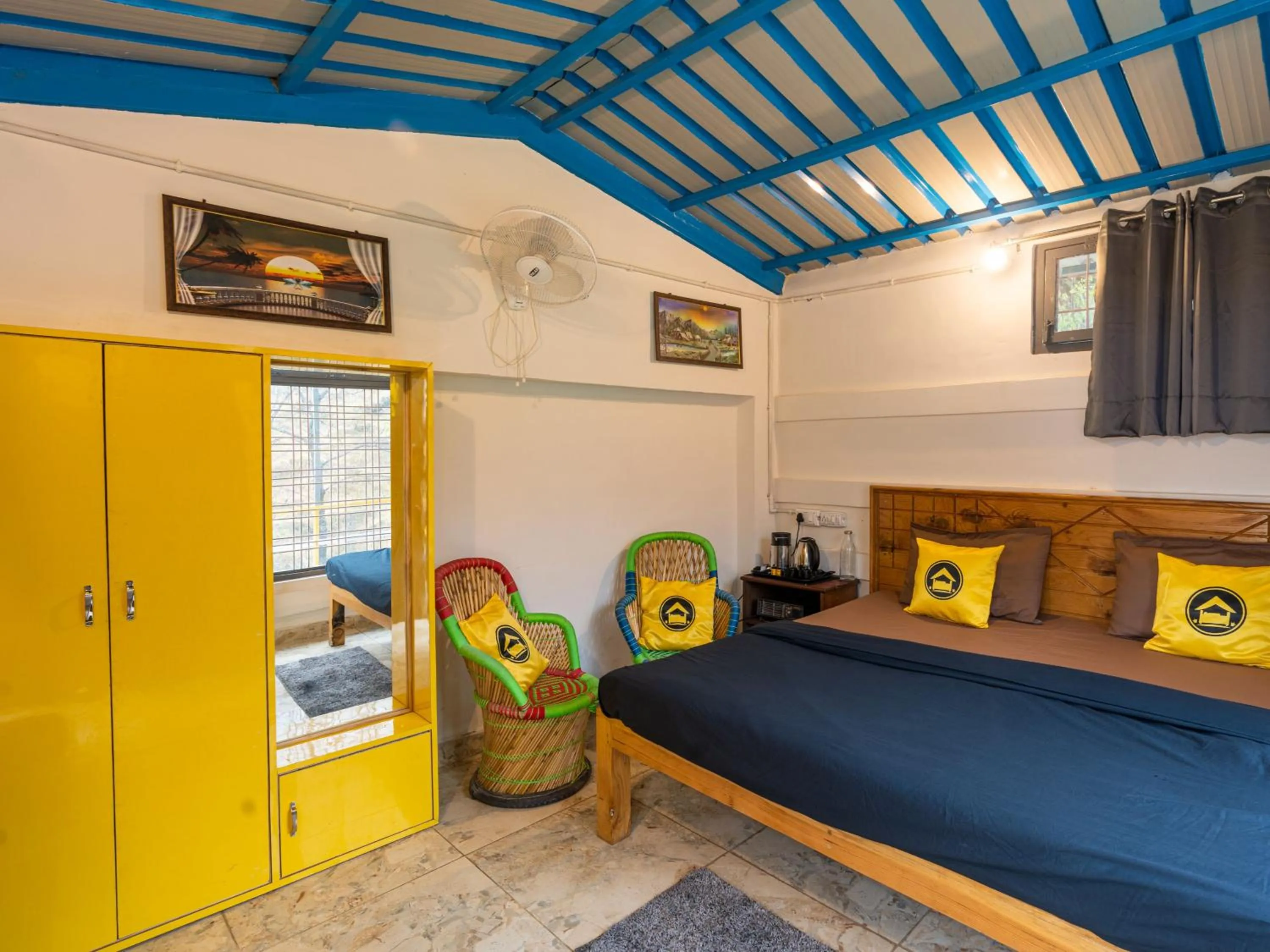 Living room, Bed in The Hosteller Mussoorie By the Streamside, Kempty