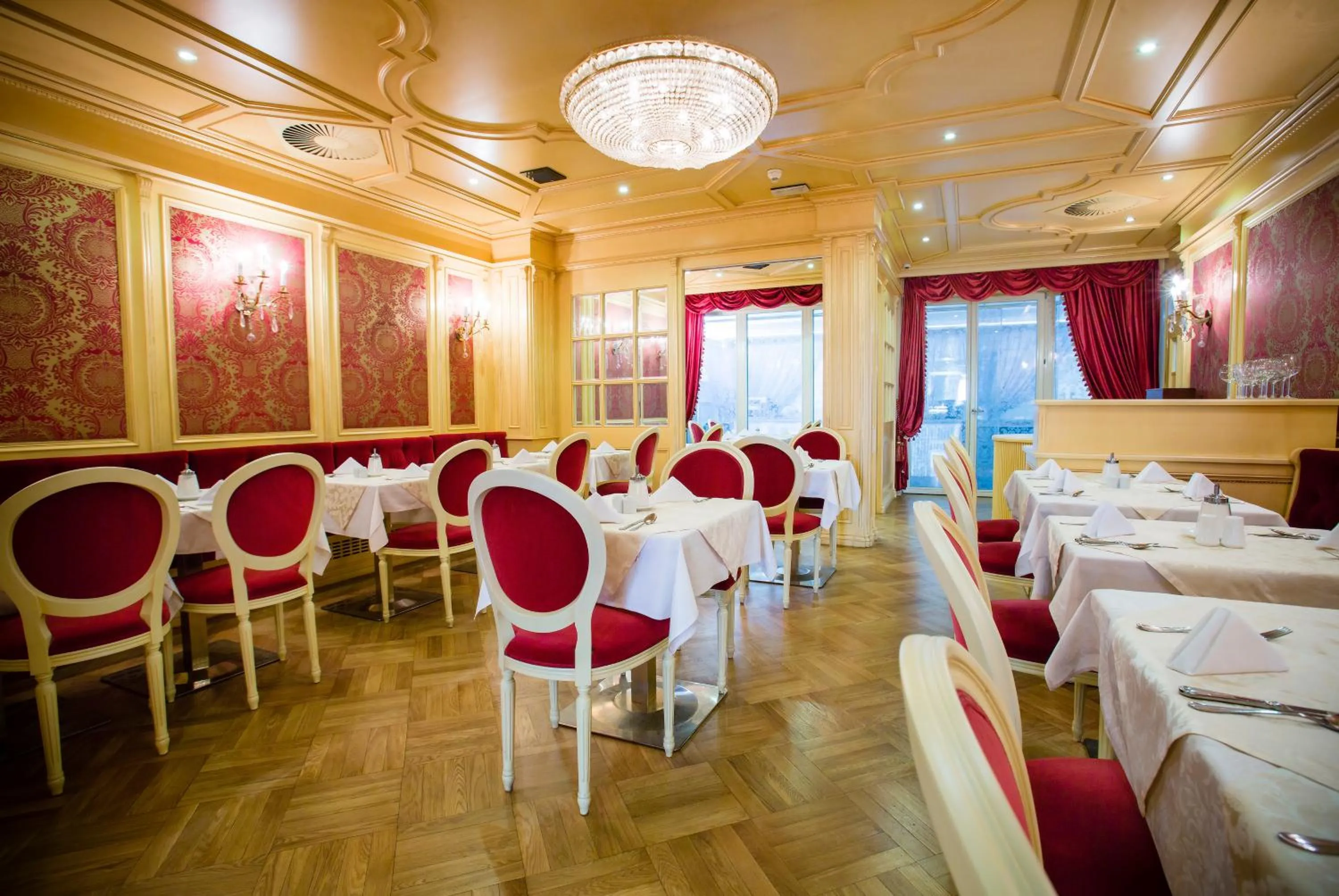 Restaurant/places to eat in Luxury Family Hotel Royal Palace