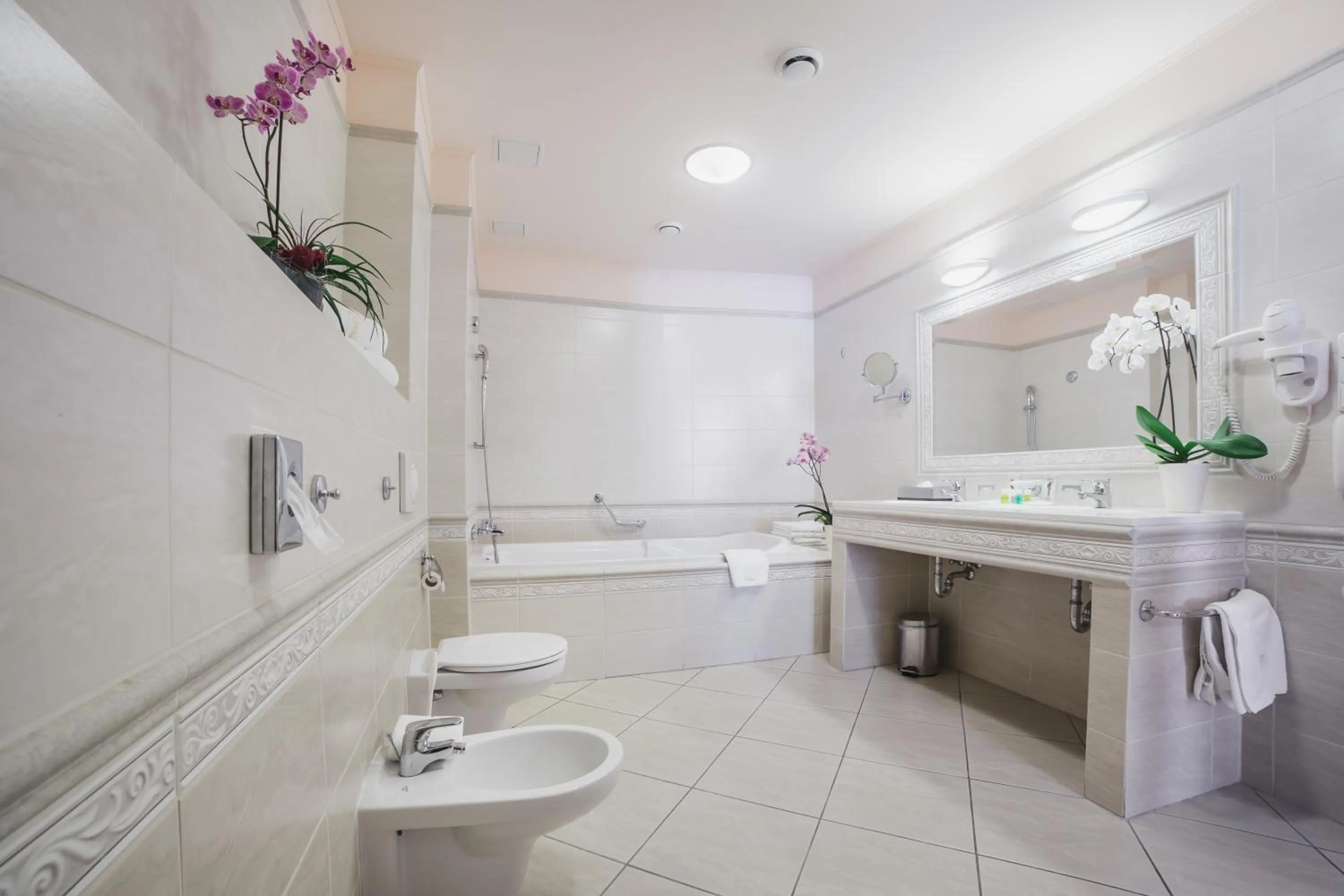 Toilet in Interhotel Central