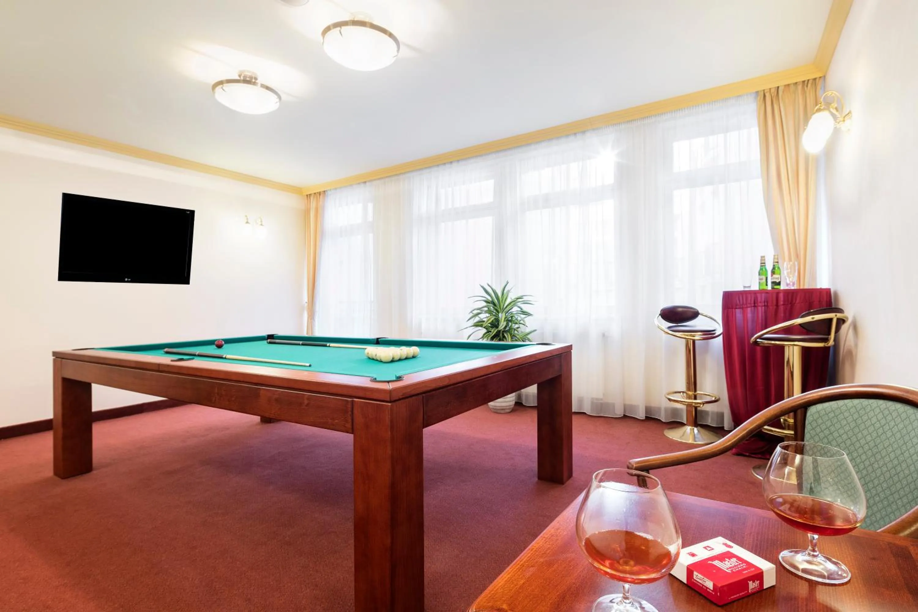 Communal lounge/ TV room in Interhotel Central