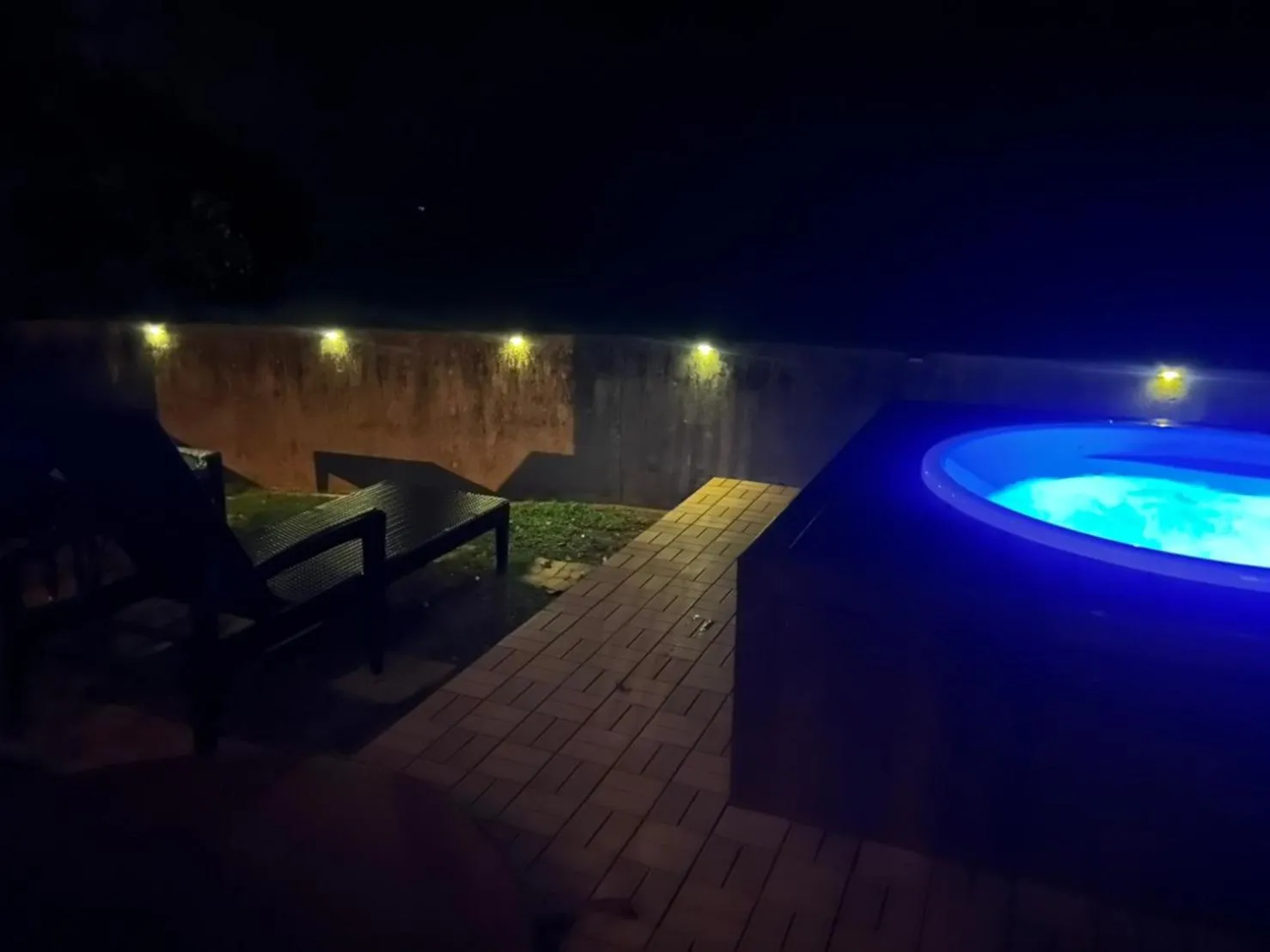 Hot Tub in Pine House in Ginoza