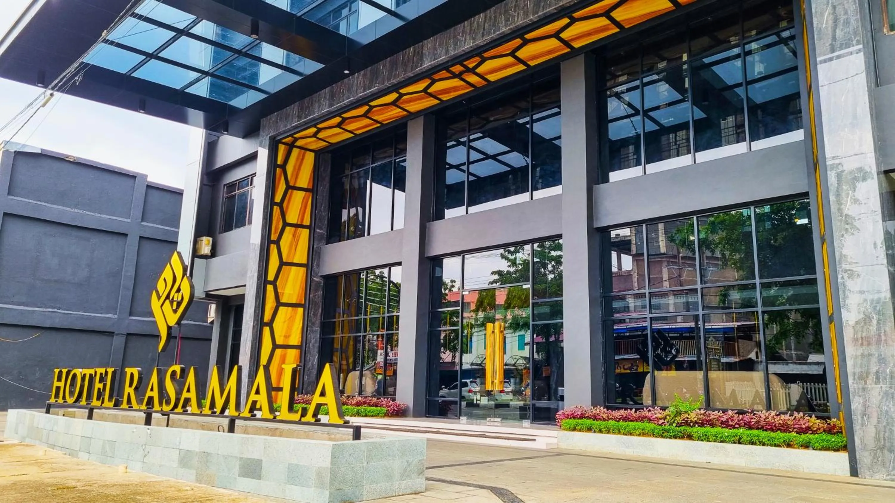 Facade/entrance in Hotel Rasamala