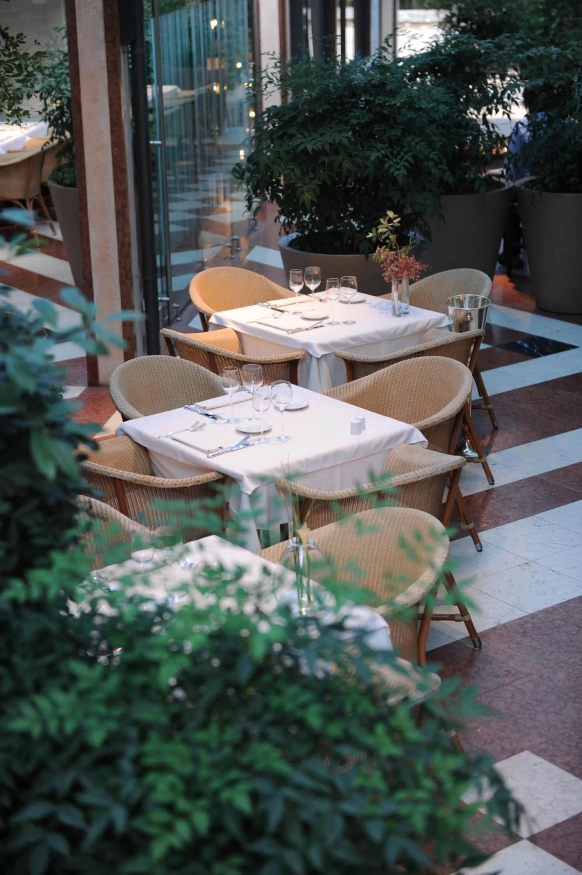 Restaurant/places to eat in Hotel Milan
