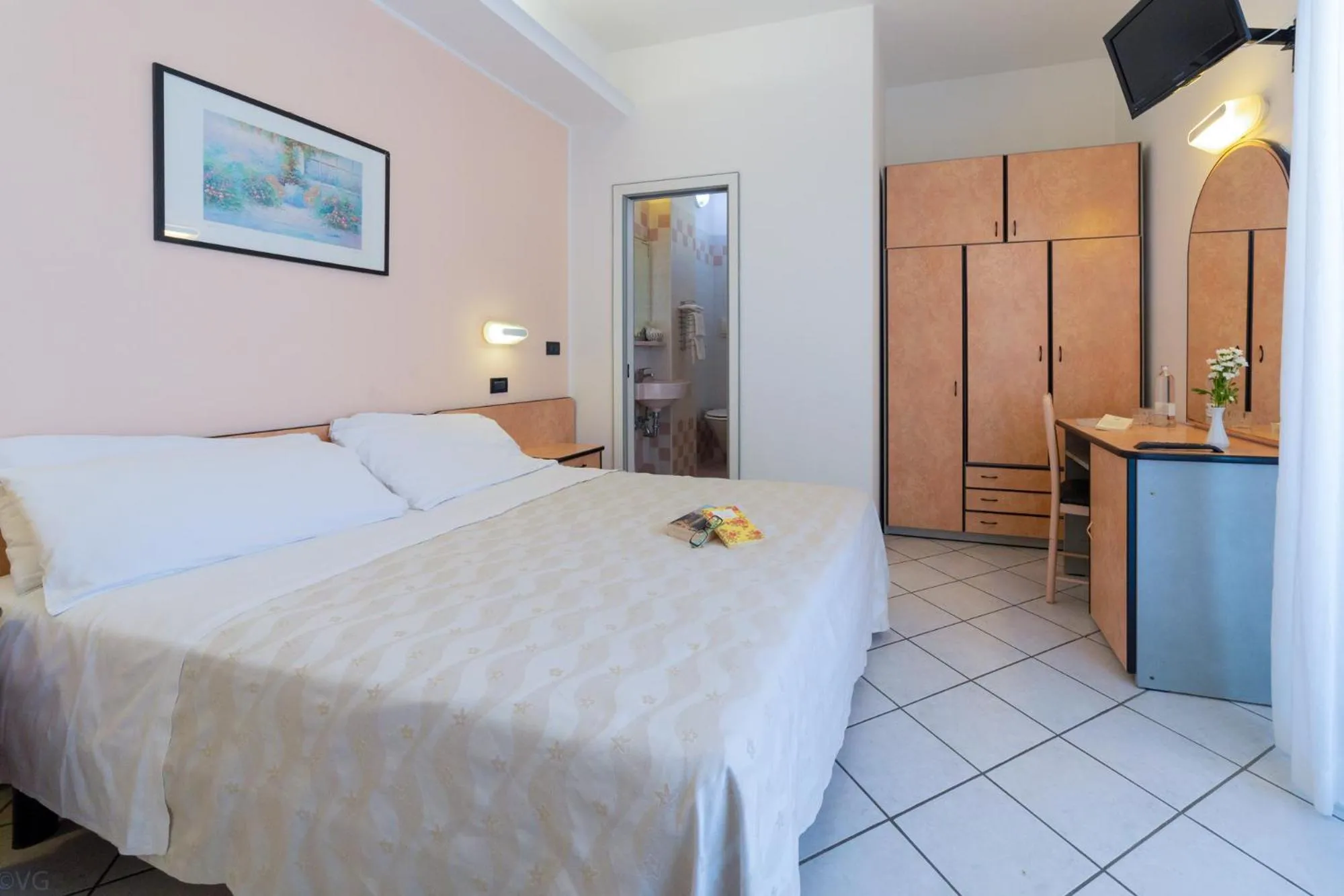 Shower, Bed in Hotel San Paolo