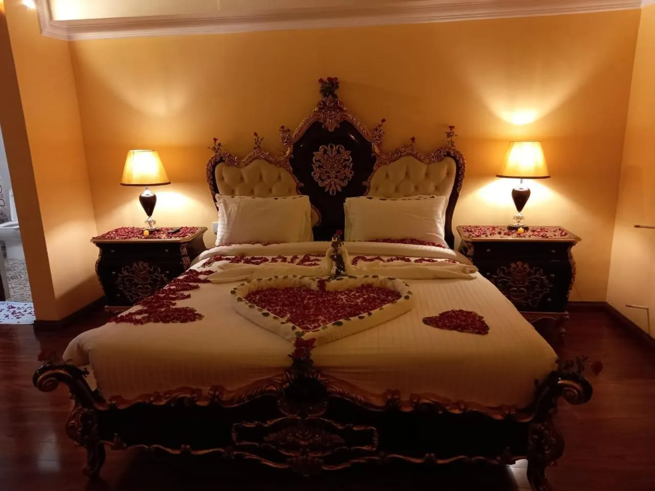 Photo of the whole room, Bed in Richmond Boutique Hotel