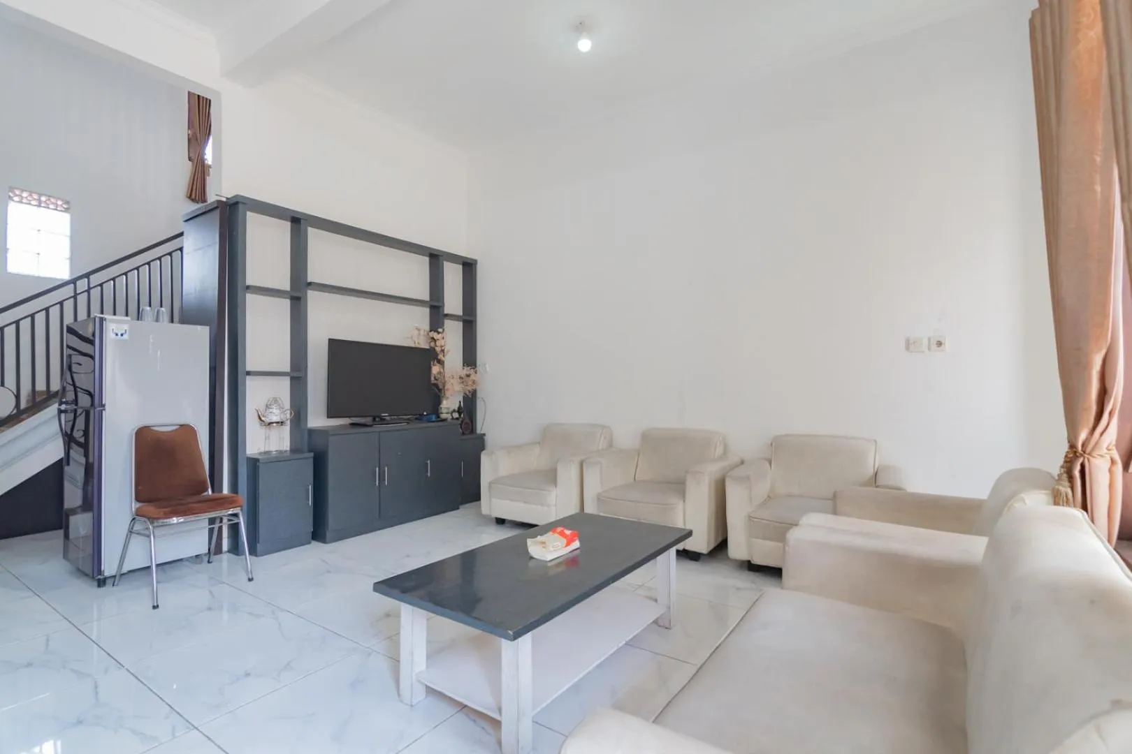 Seating area in Small Homestay Syariah Sikembar Ciwidey Mitra RedDoorz