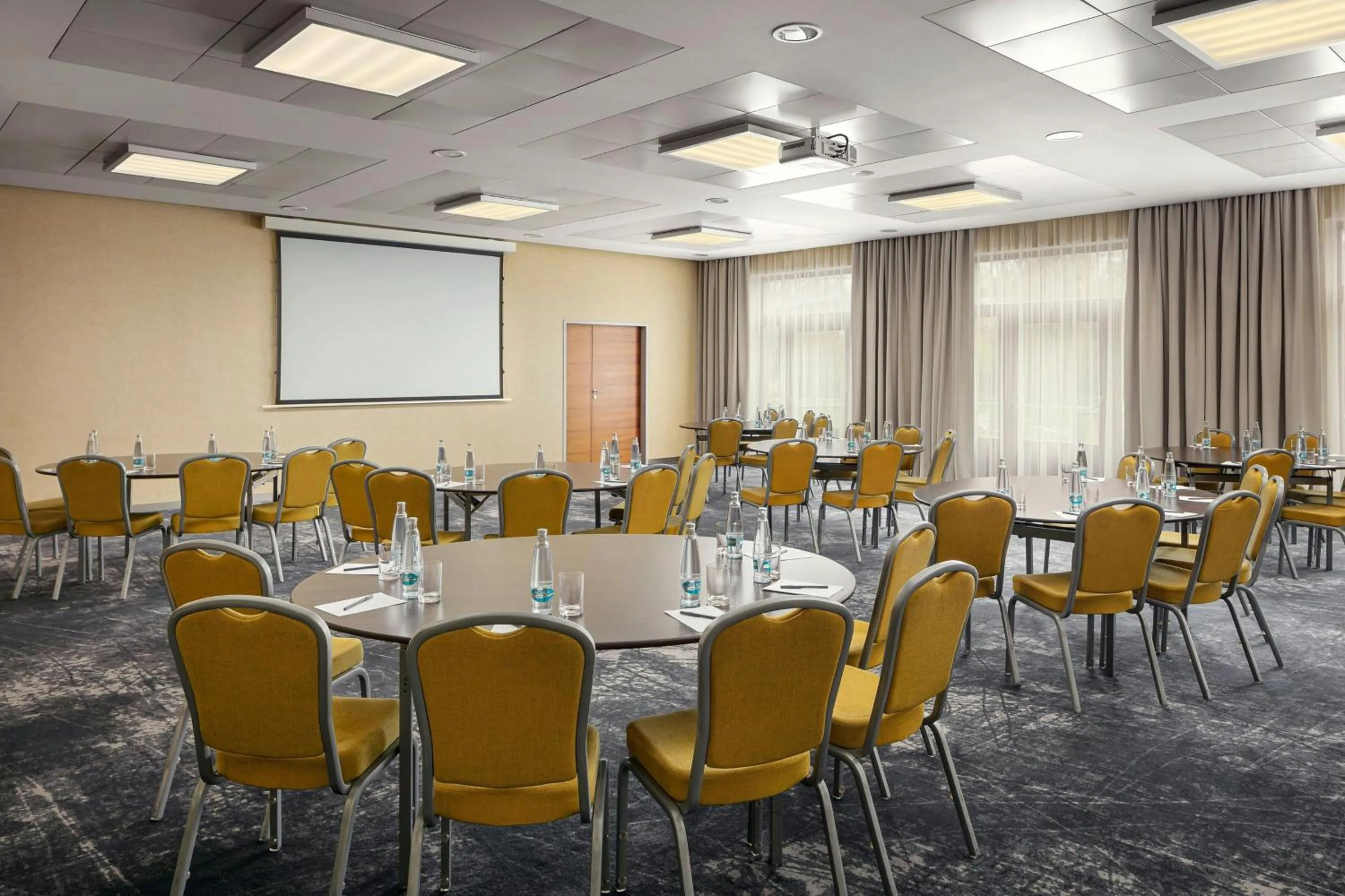 Lounge or bar in Courtyard by Marriott Pilsen