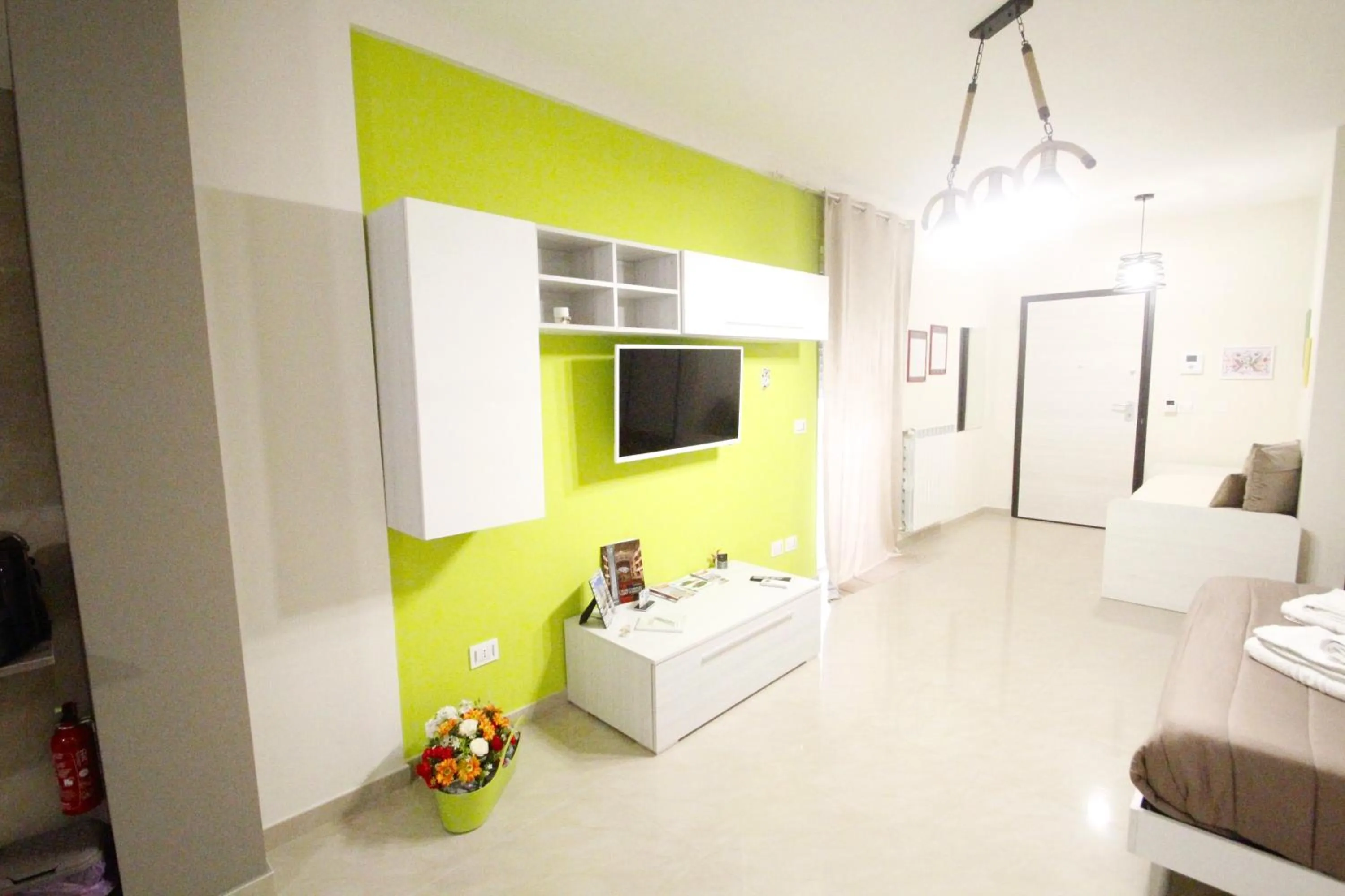 TV and multimedia, Bed in B&B Elles con parcheggio interno