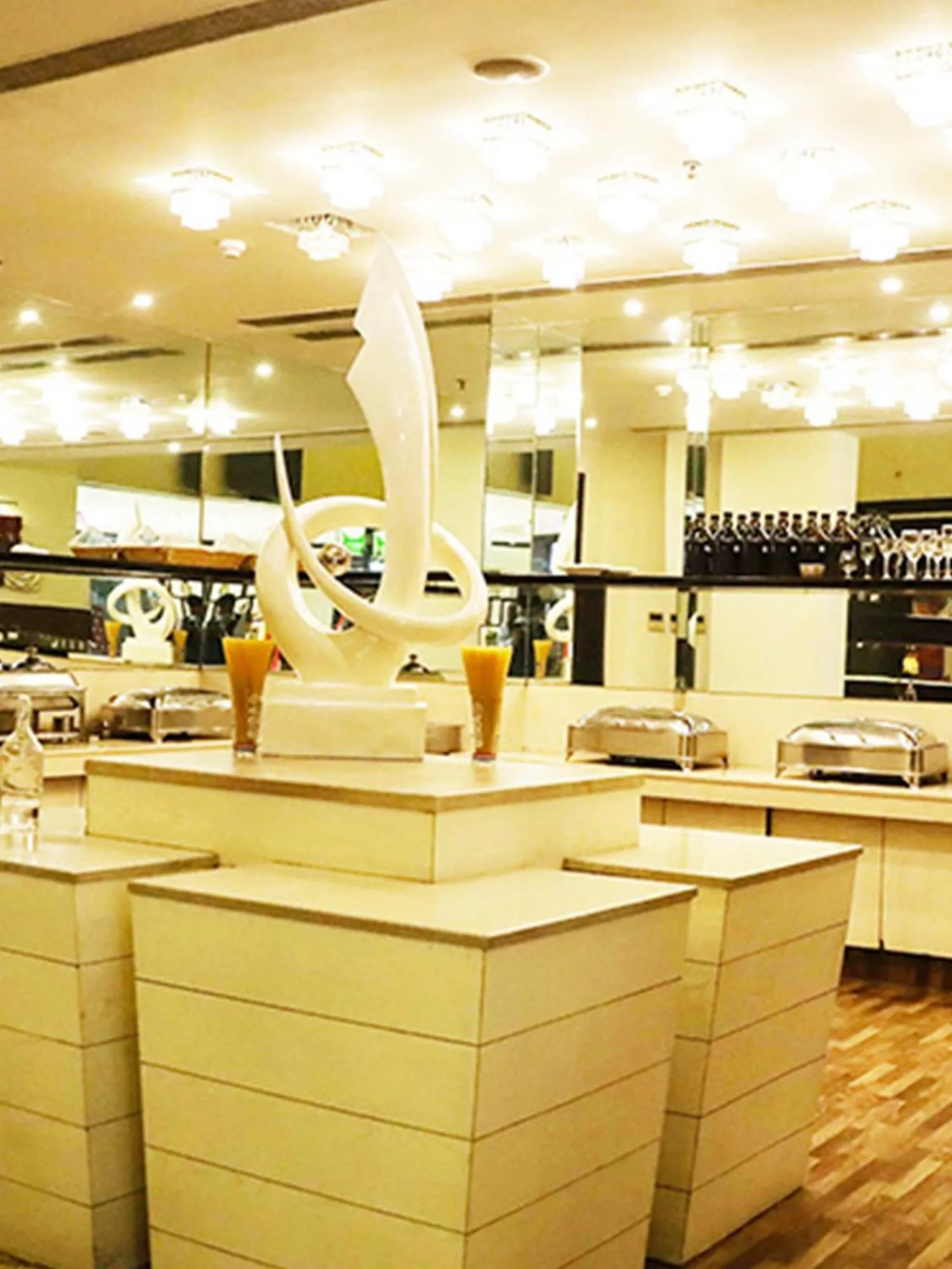 Restaurant/places to eat in Hotel DS Clarks Inn Gurgaon