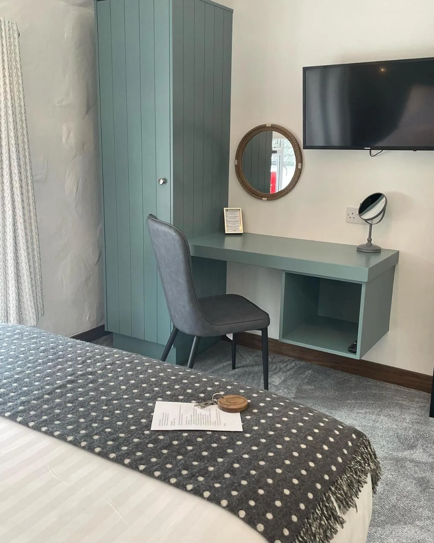 TV and multimedia, Bed in Ryan's River Lodge B&B