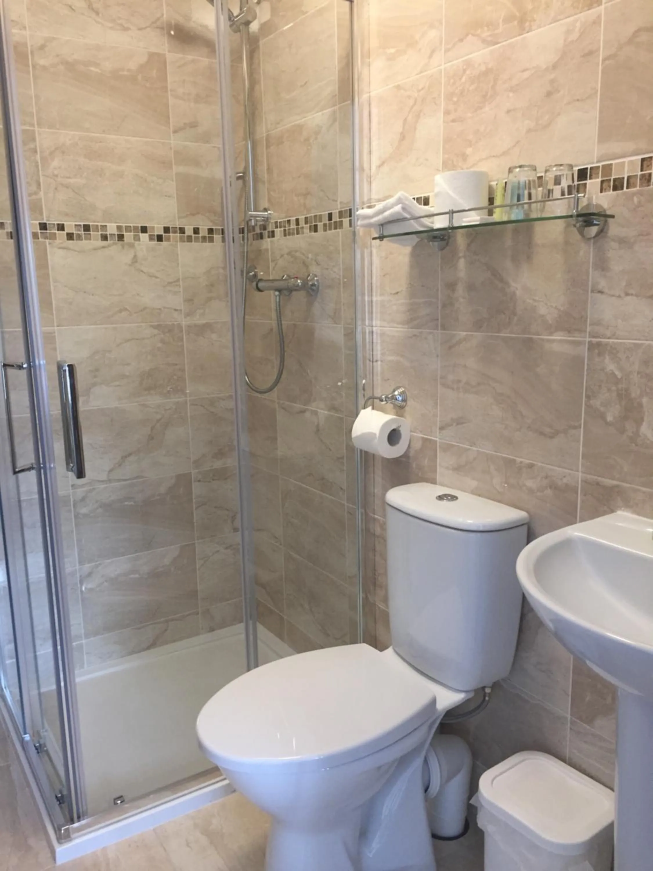 Shower in Ryan's River Lodge B&B