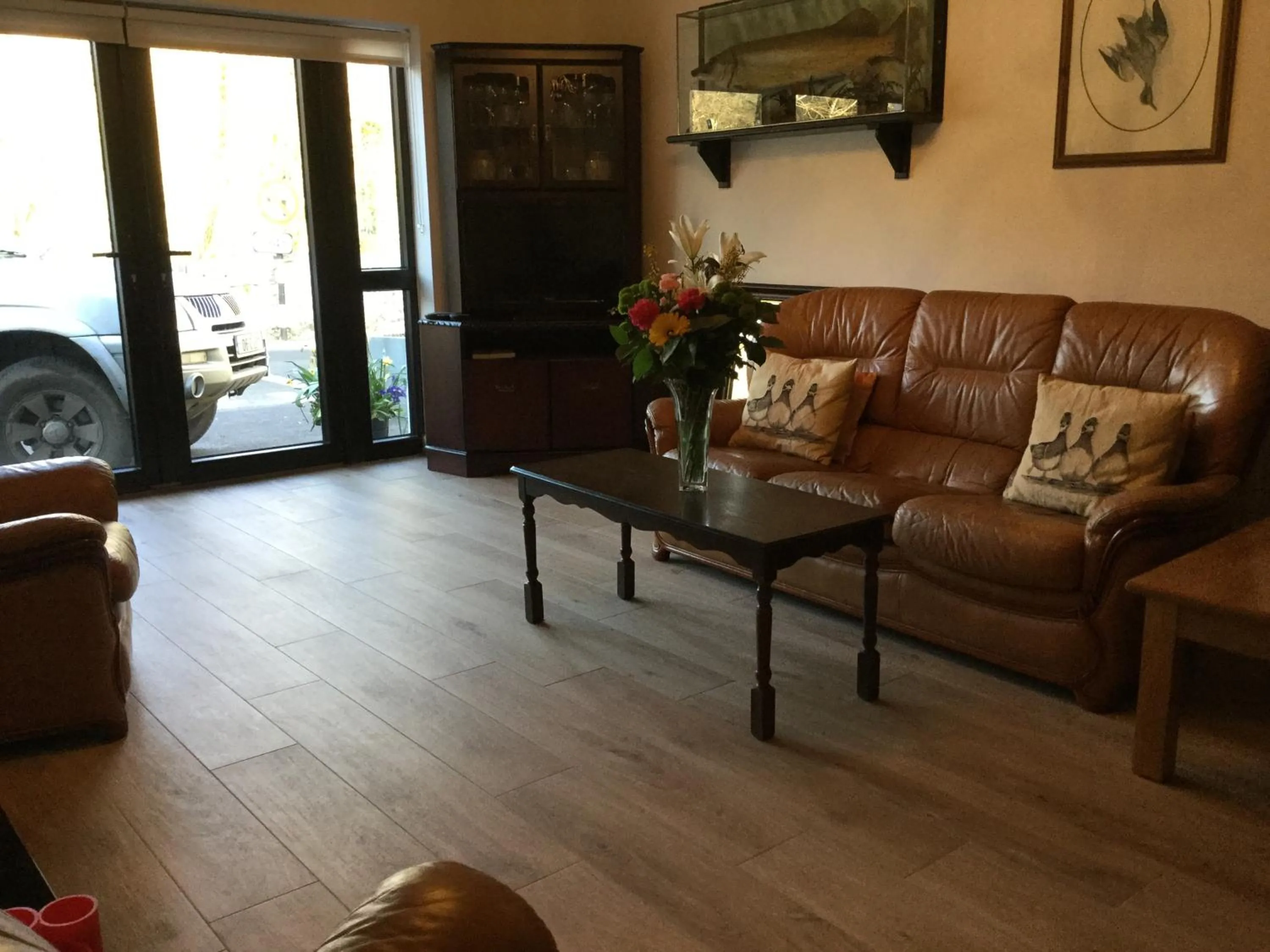 Communal lounge/ TV room in Ryan's River Lodge B&B