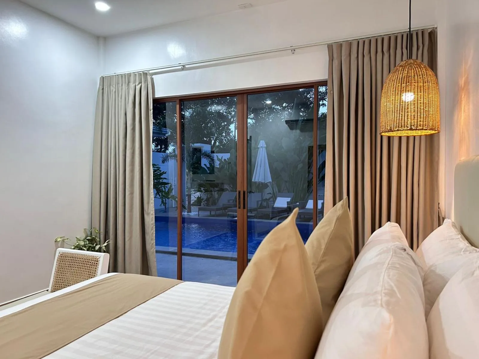 Bed in Pineale Villas, Resort and Spa