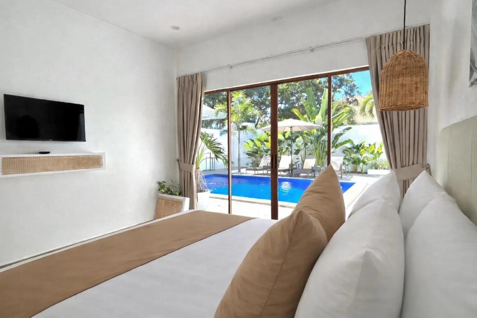 Bed in Pineale Villas, Resort and Spa