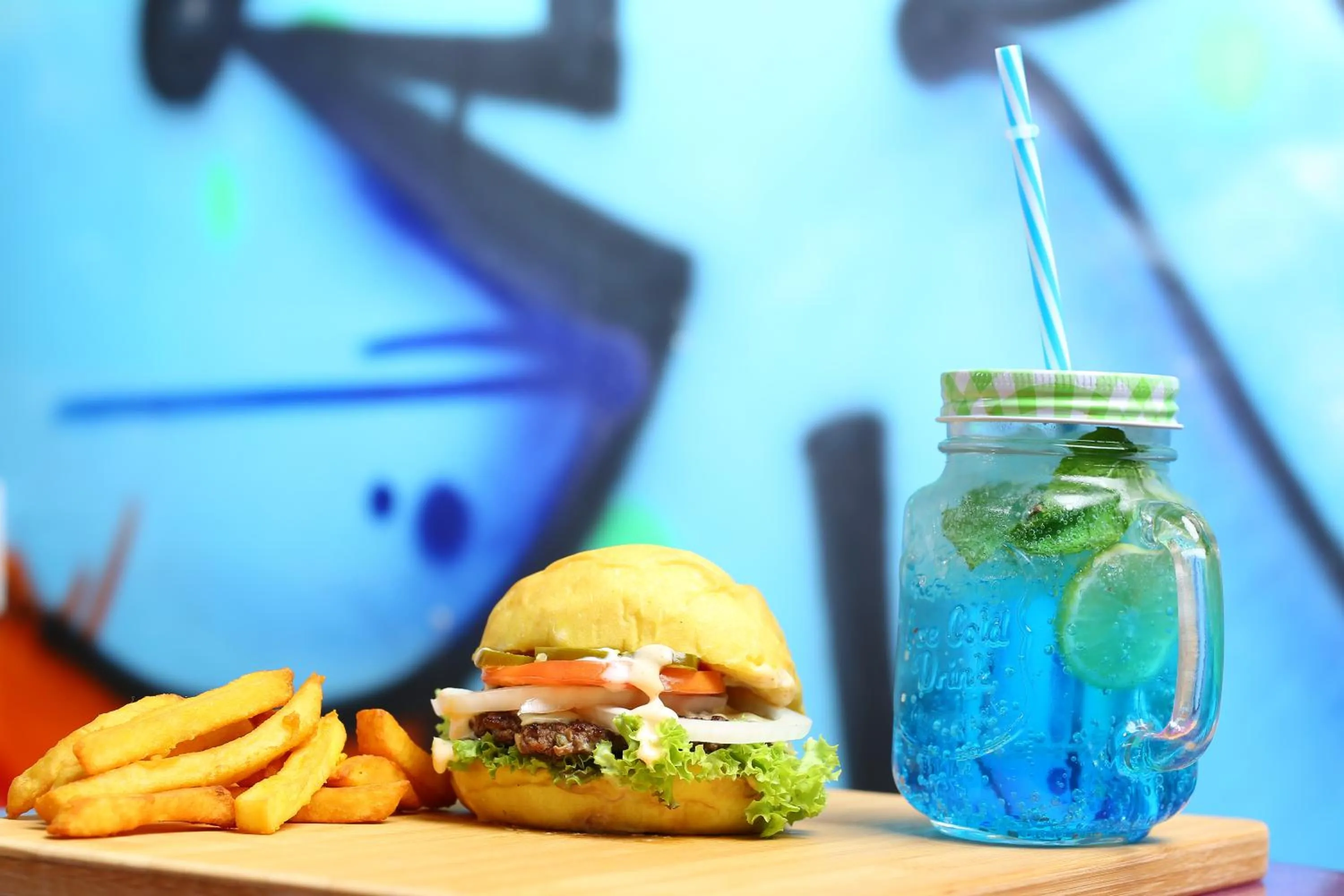 Restaurant/places to eat in Royal Gardens Hotel