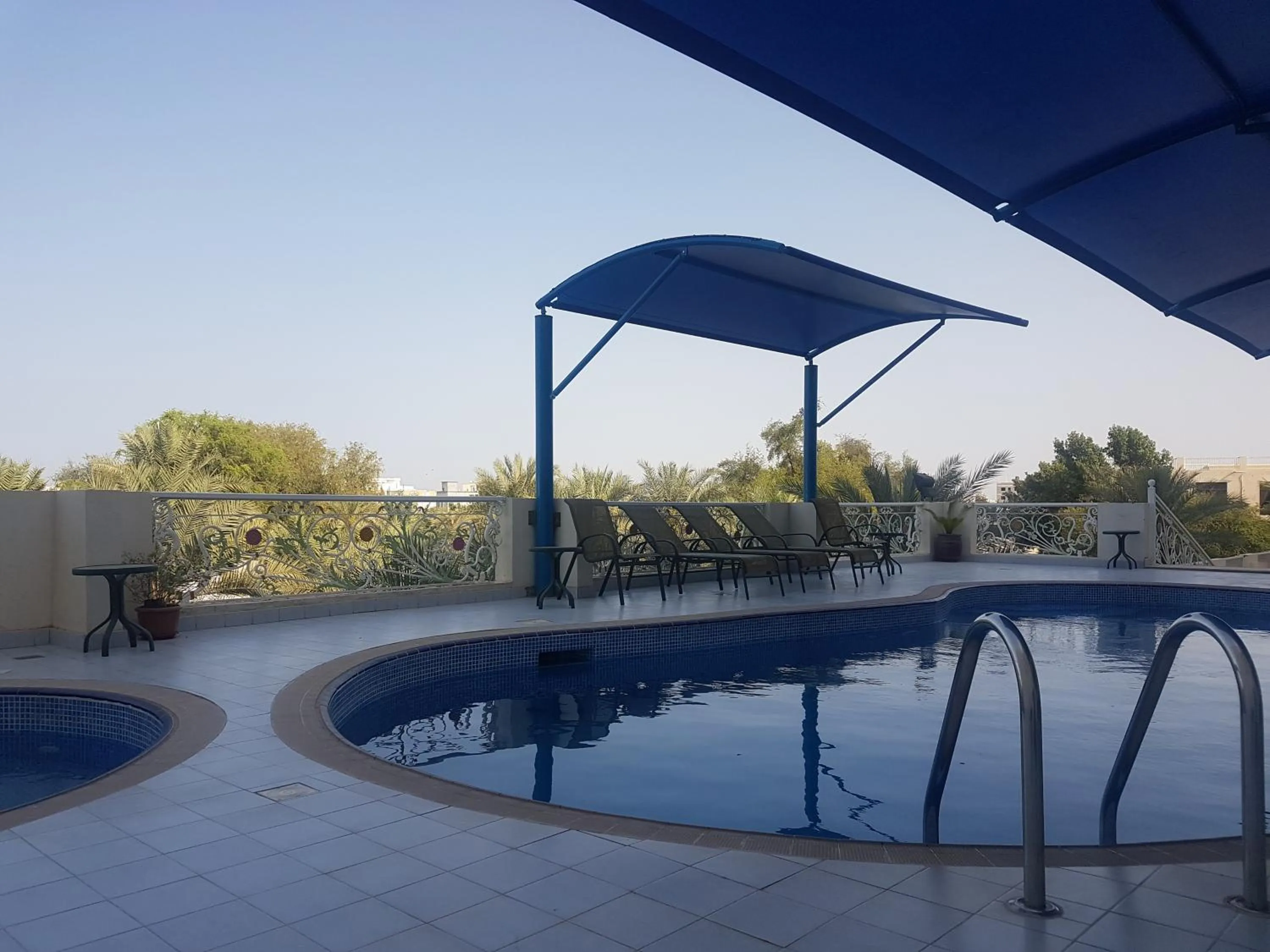 Swimming pool in Royal Gardens Hotel