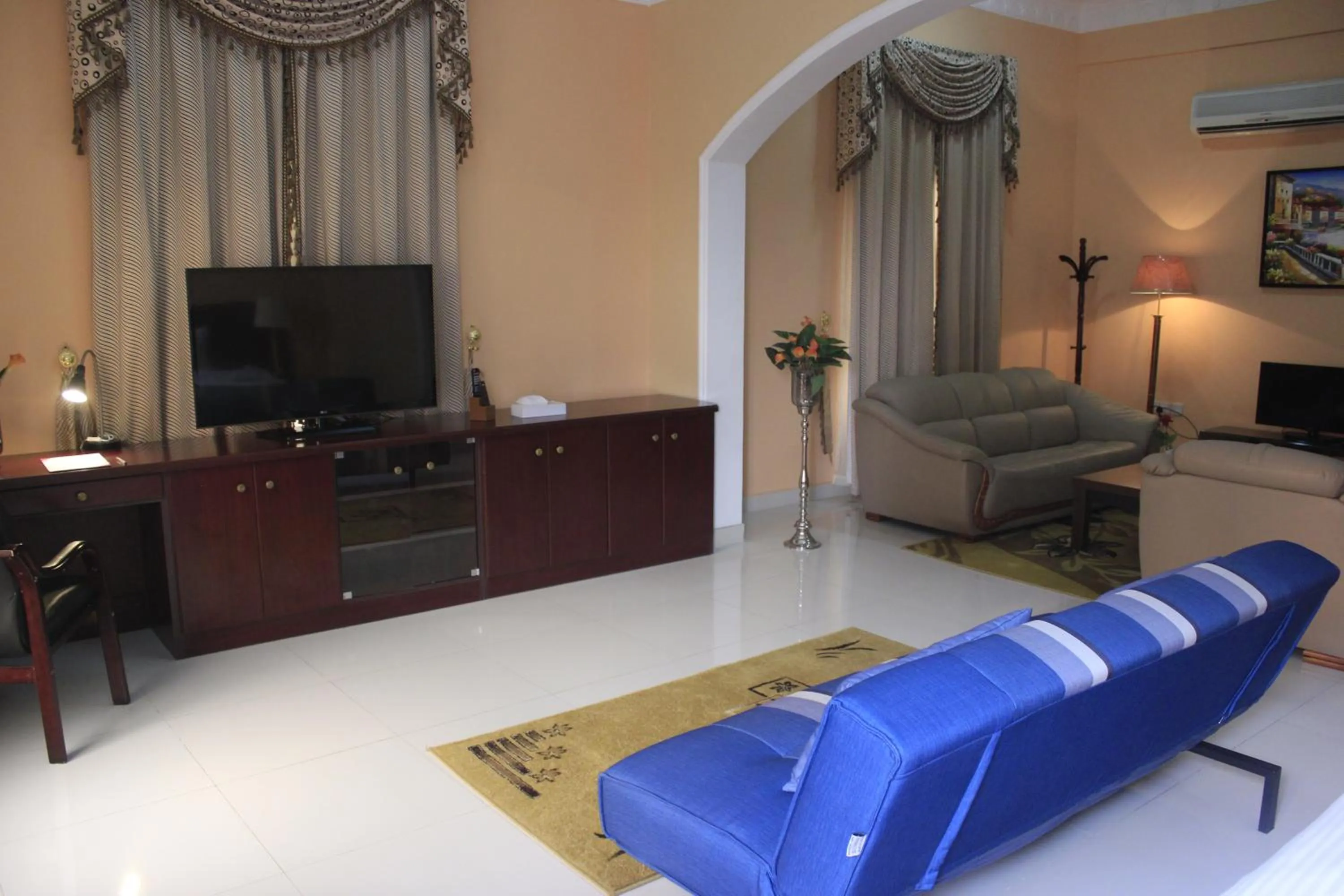 TV and multimedia in Royal Gardens Hotel