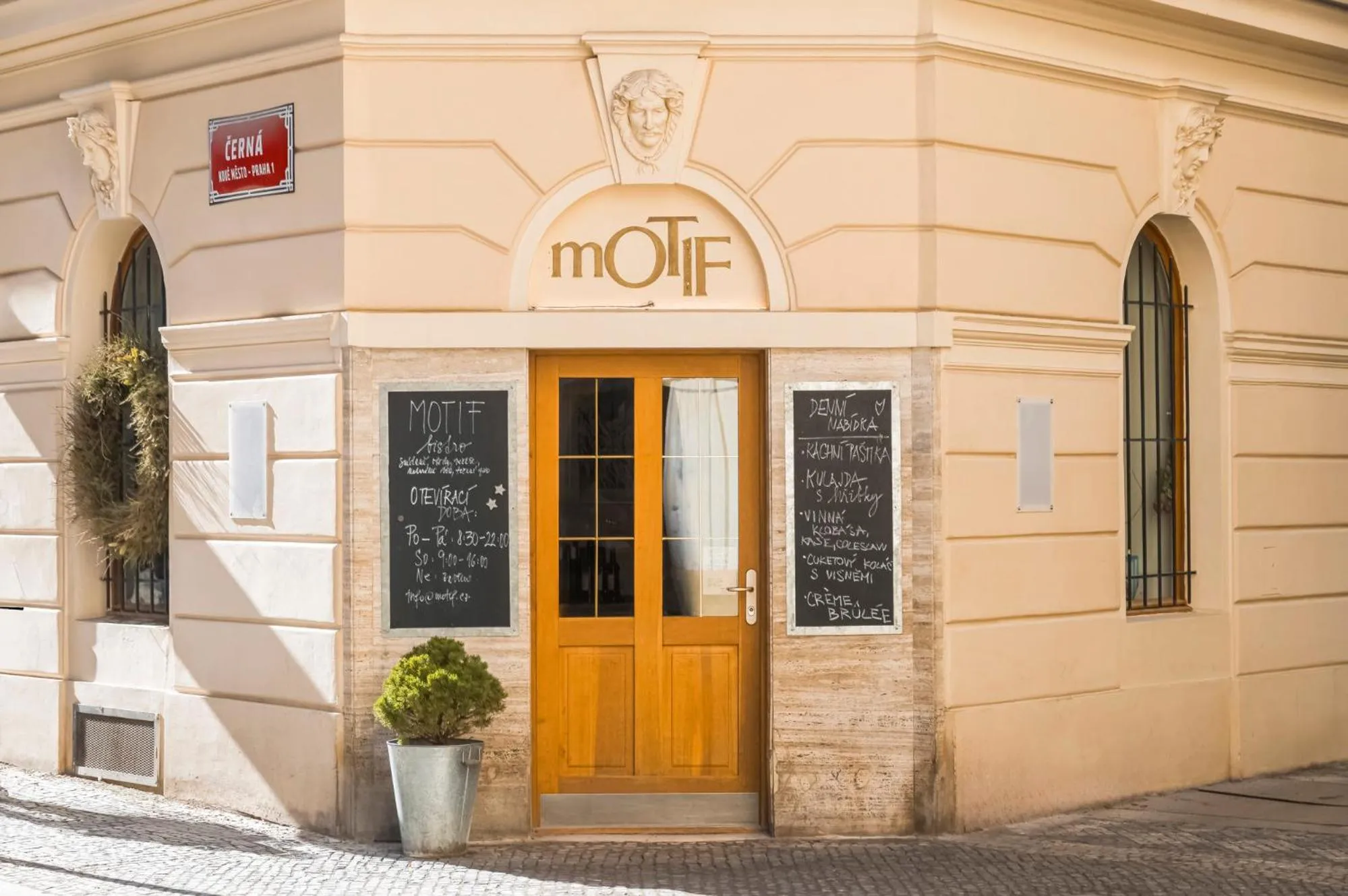 Restaurant/places to eat in Koruna Hotel