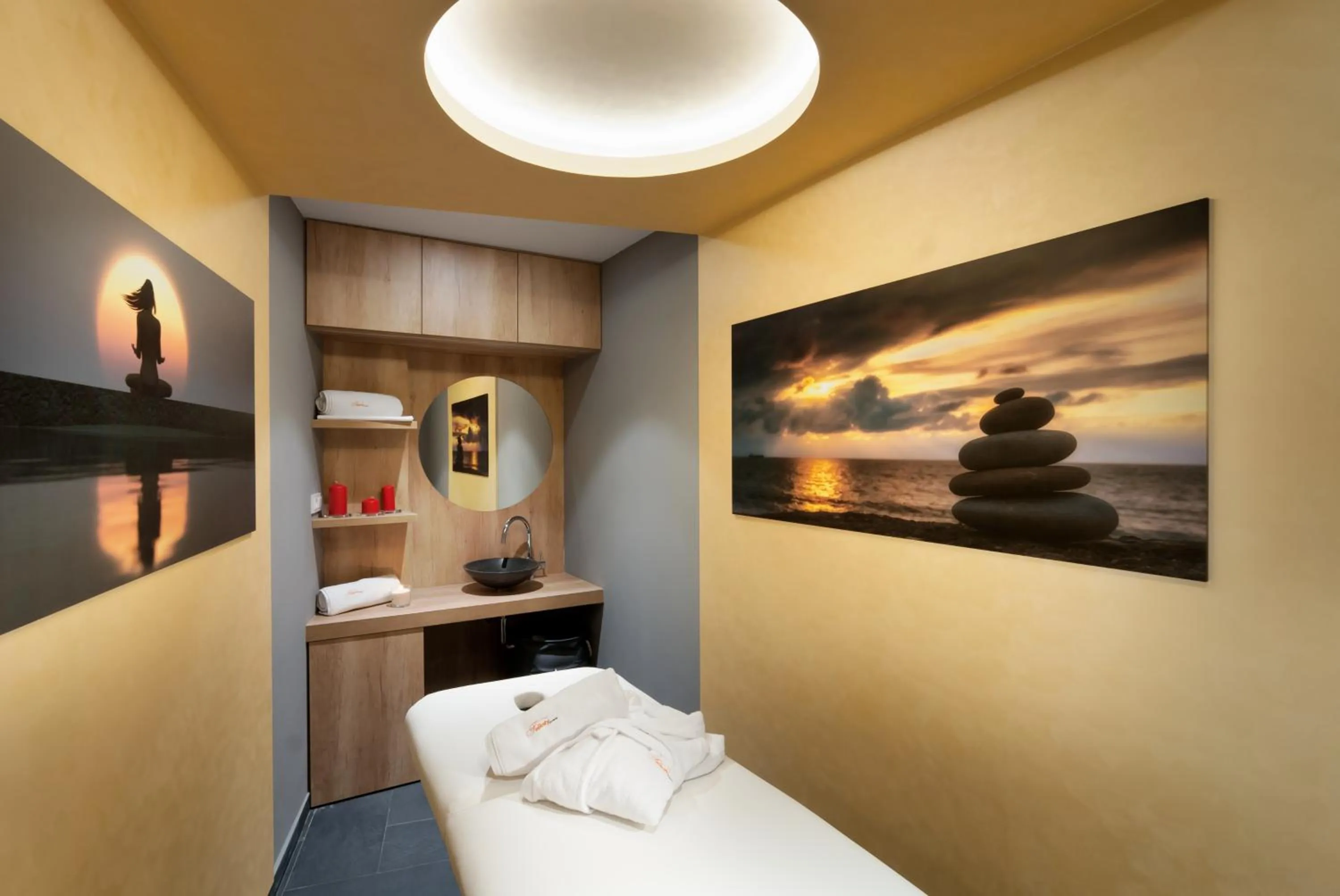 Massage, Bed in Wellness Hotel Grand