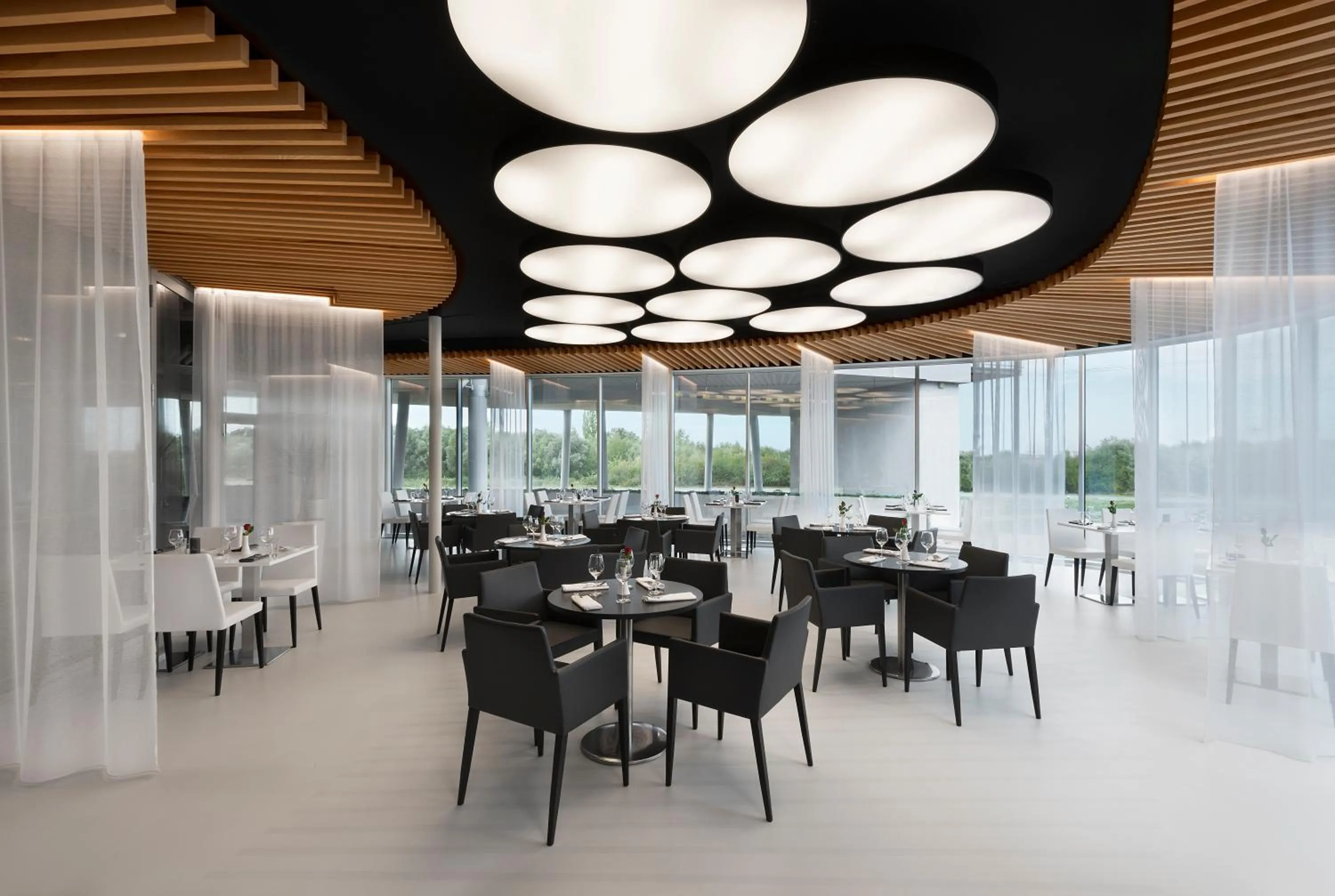 Restaurant/places to eat in Aquapalace Hotel Prague