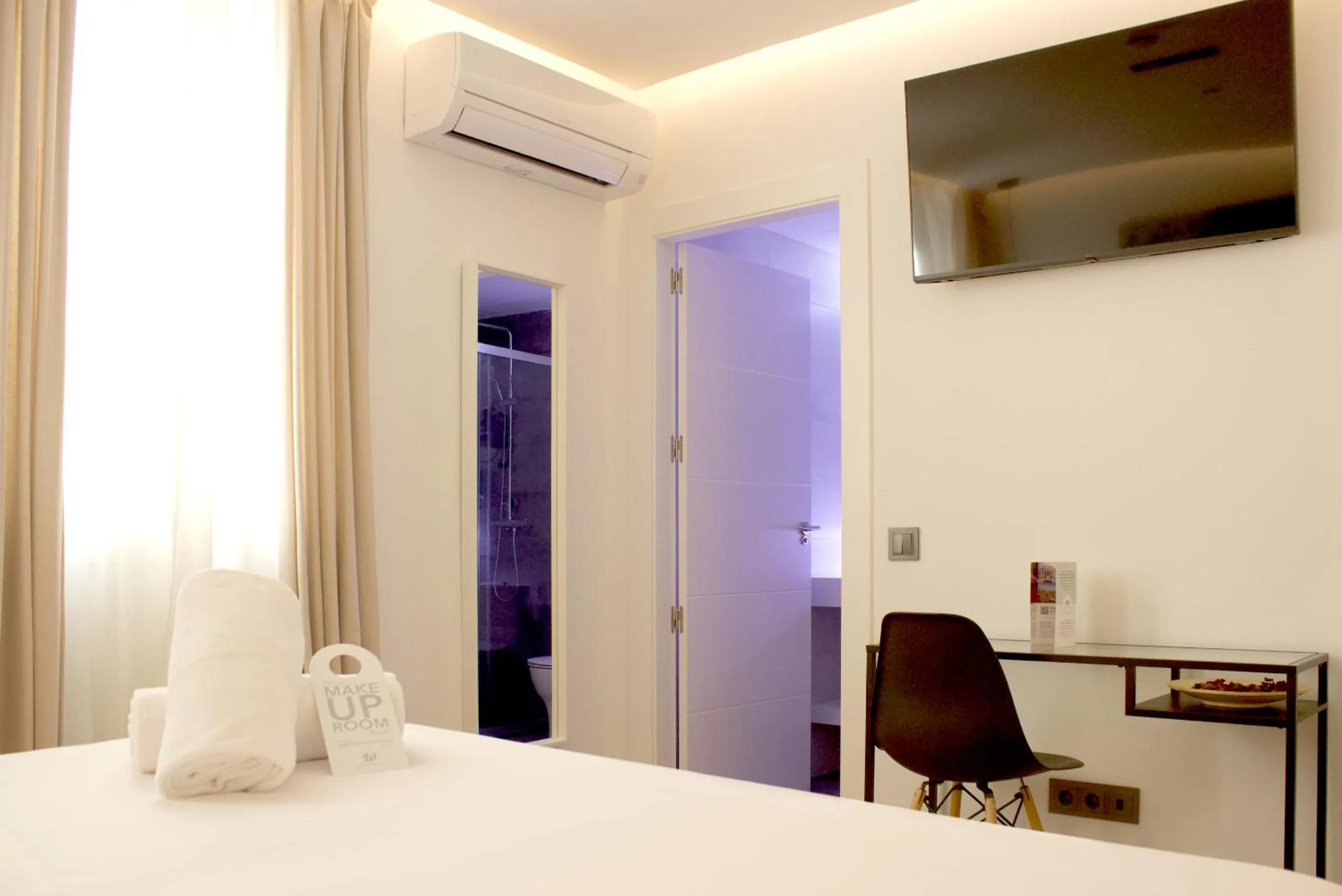 TV and multimedia, Bed in Woohoo Rooms Boutique Sol