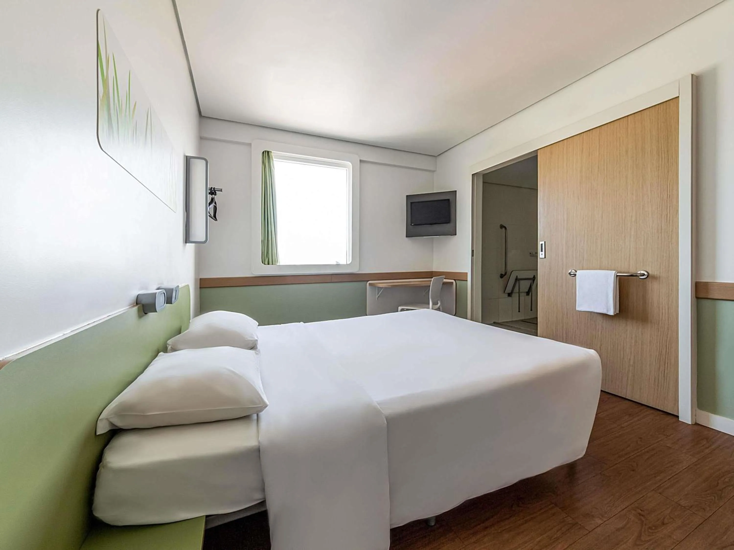 Bedroom, Bed in ibis budget Belfast City Centre