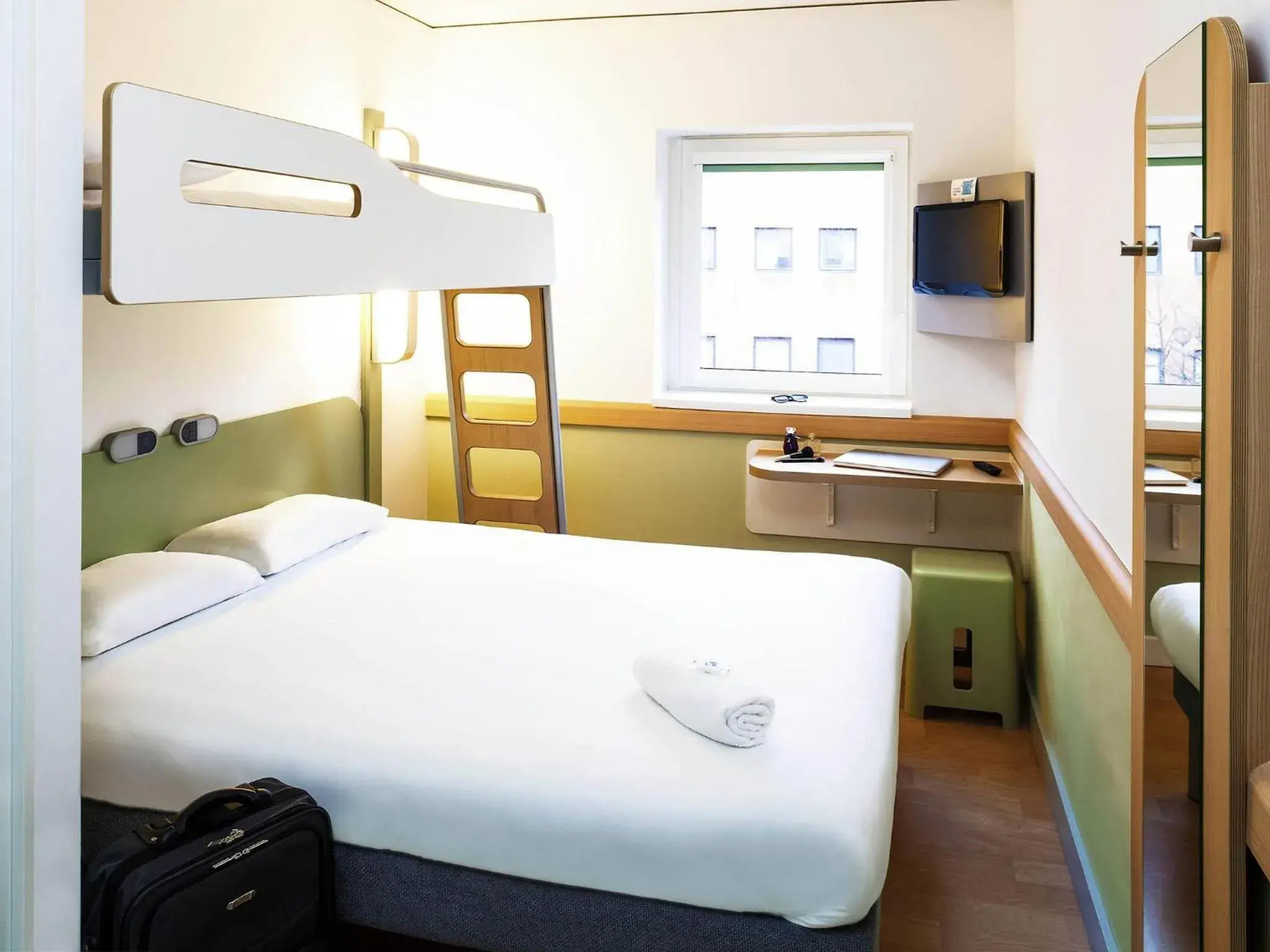Standard room with One Double and One Single Bed in ibis budget Belfast City Centre Standard room with One Double and One Single Bed in ibis budget Belfast City Centre