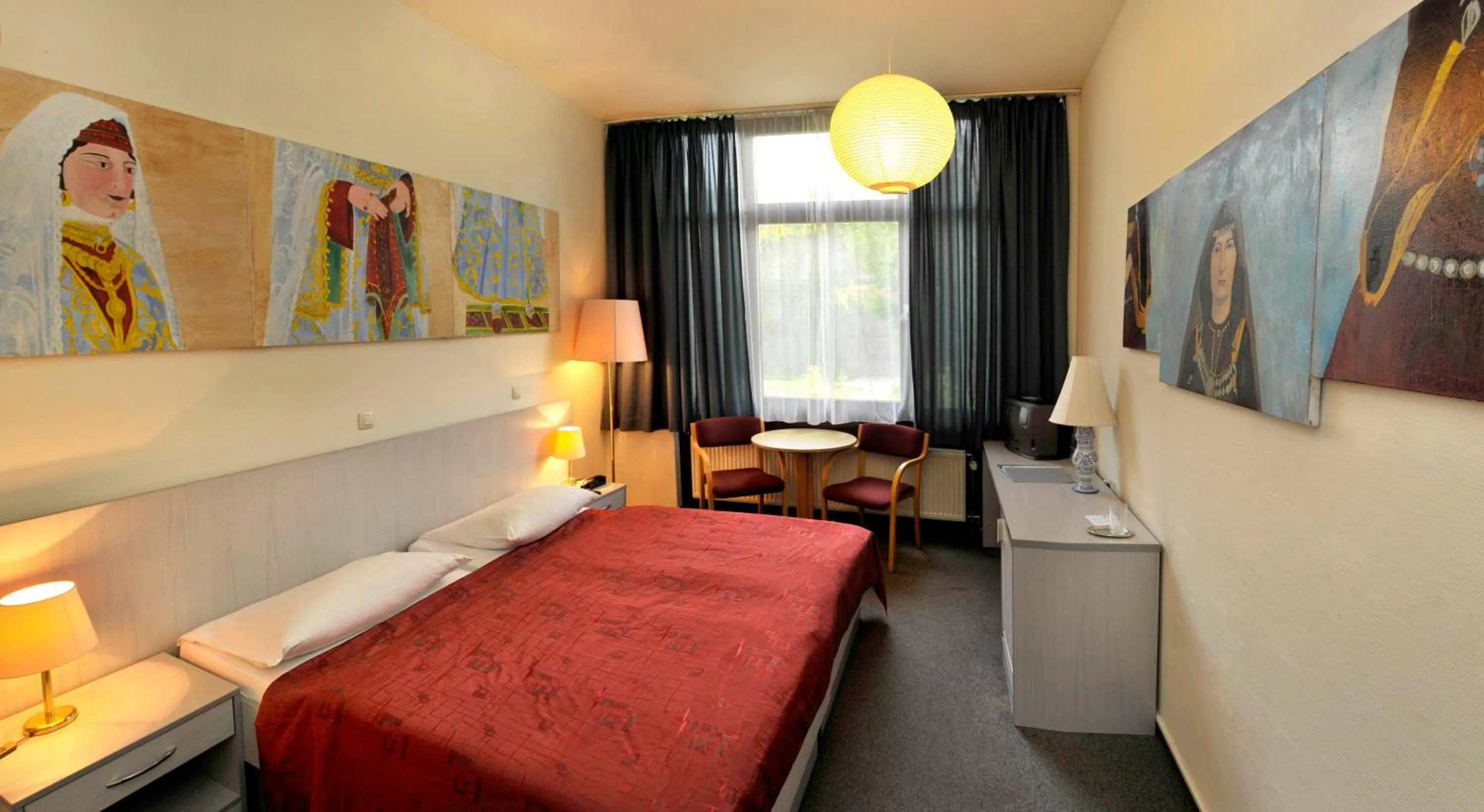 Photo of the whole room, Bed in Berlin ART Hotel