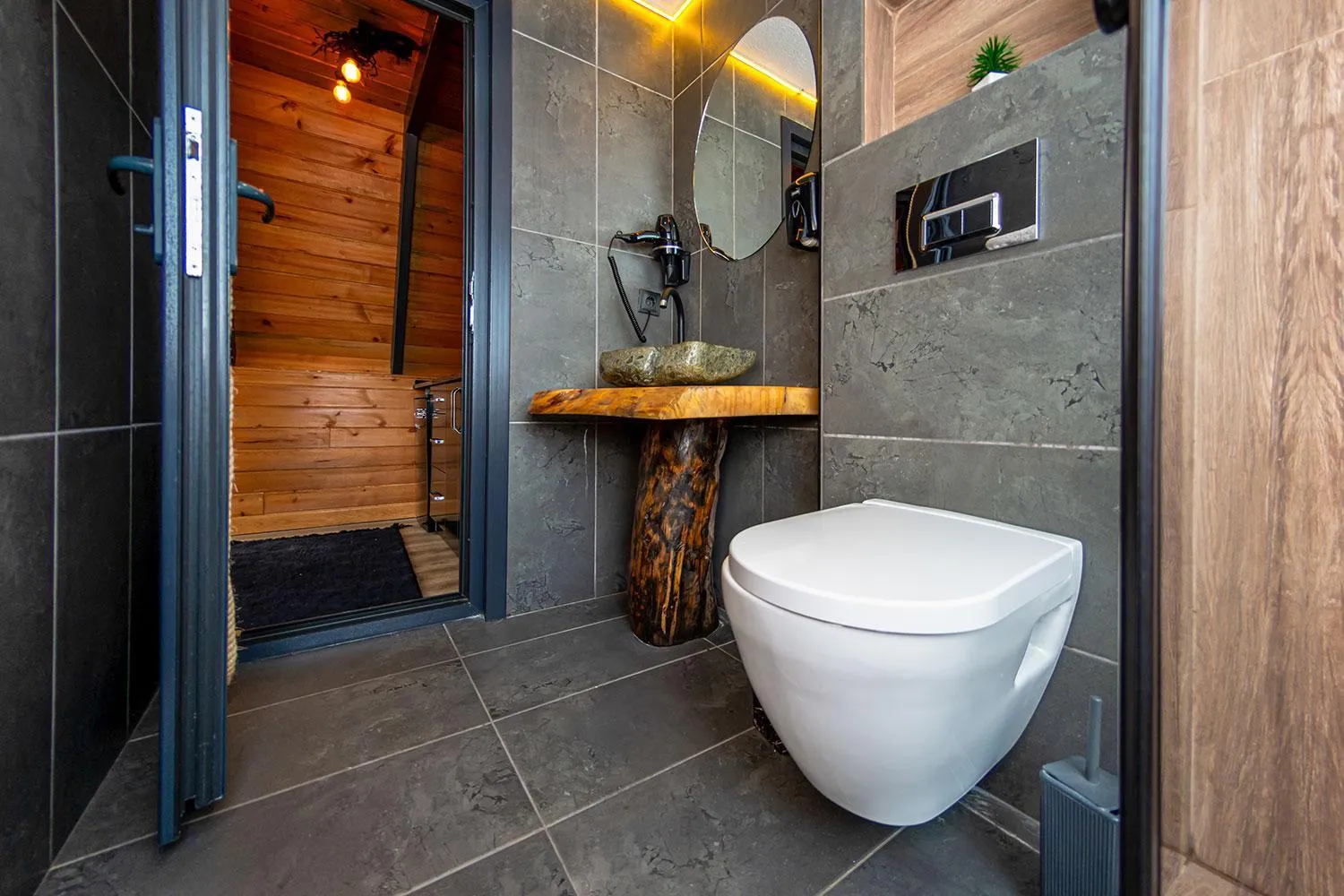 Toilet in Pavri suit bungalov