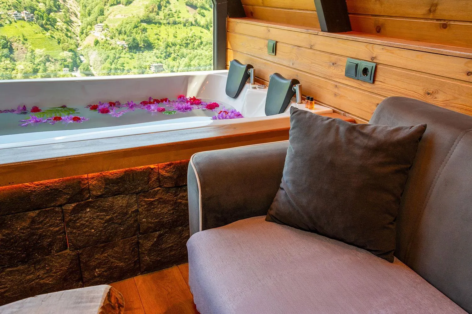 Photo of the whole room in Pavri suit bungalov